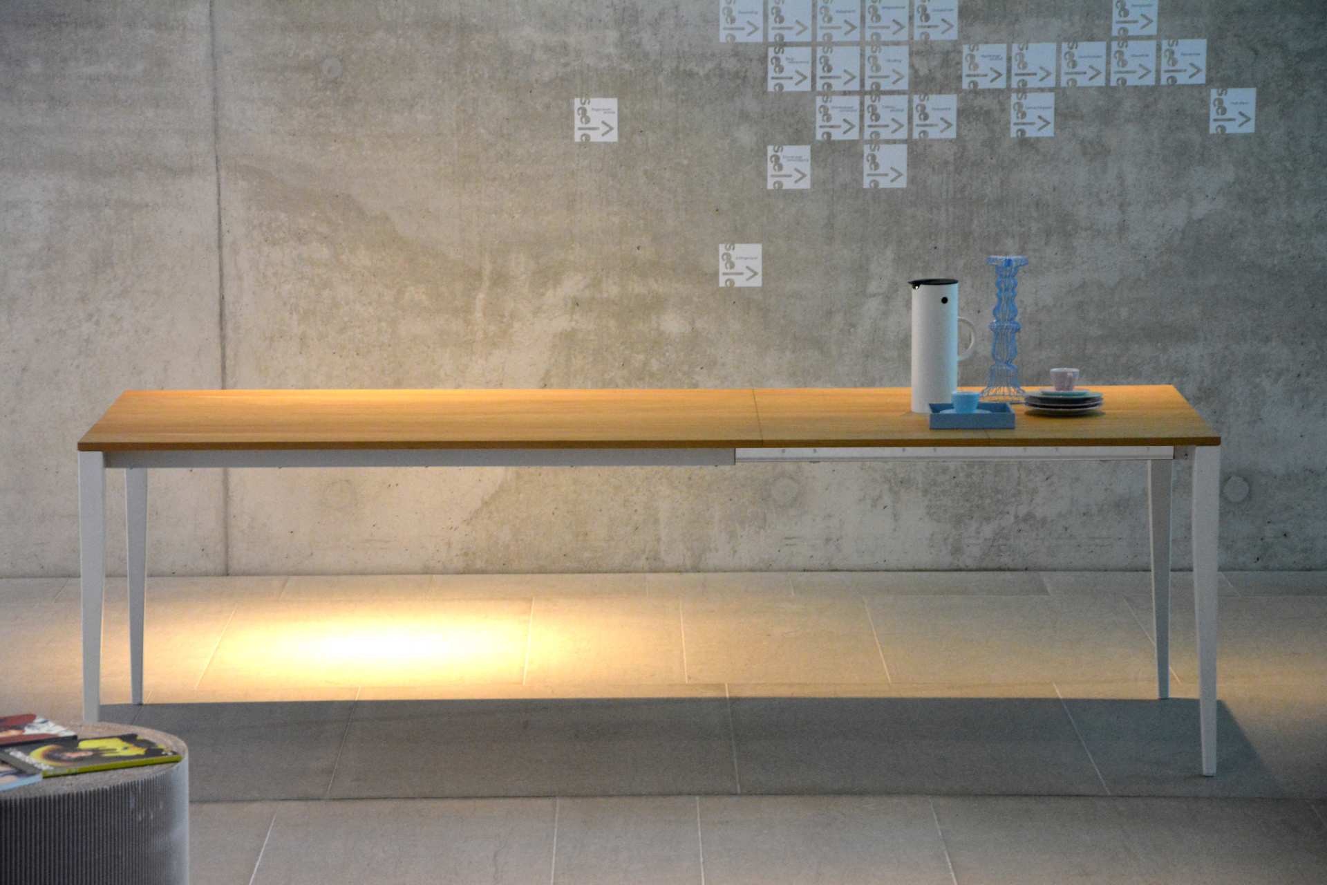 Der schoene Esstisch Jupiter von der Marke Jan Kurtz ist ausziehbar. Der Tisch besitzt ein weißes Metall Gestell mit einer Tischplatte in Eichenholz Optik.