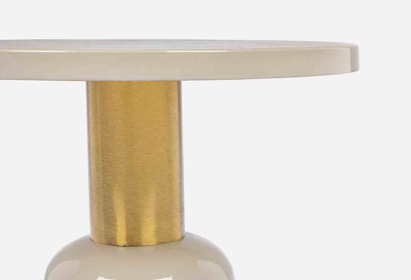 Der Beistelltisch Nalima wurde aus Metall gerfertigt, welches eine Feinbearbeitung aus Lack erhalten hat. Zusätzlich verfügt der Tisch über vergoldete Bereiche, welche das moderne Design unterstreichen.
