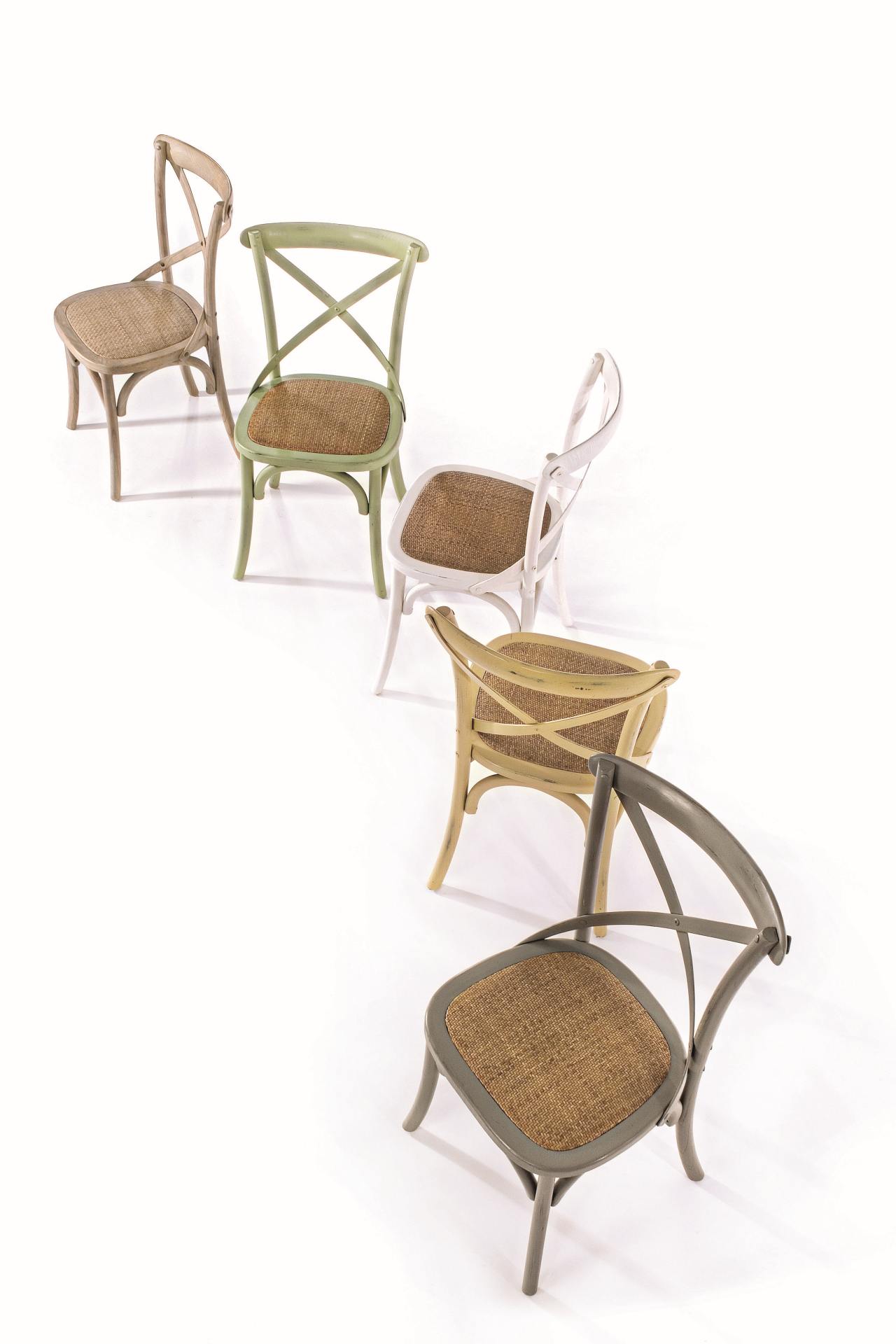 Der Stuhl Cross überzeugt mit seinem klassischen Design. Gefertigt wurde der Stuhl aus Ulmenholz, welches einen gelben Farbton besitzt. Die Sitz- und Rückenfläche ist aus Rattan gefertigt. Die Sitzhöhe beträgt 46 cm.