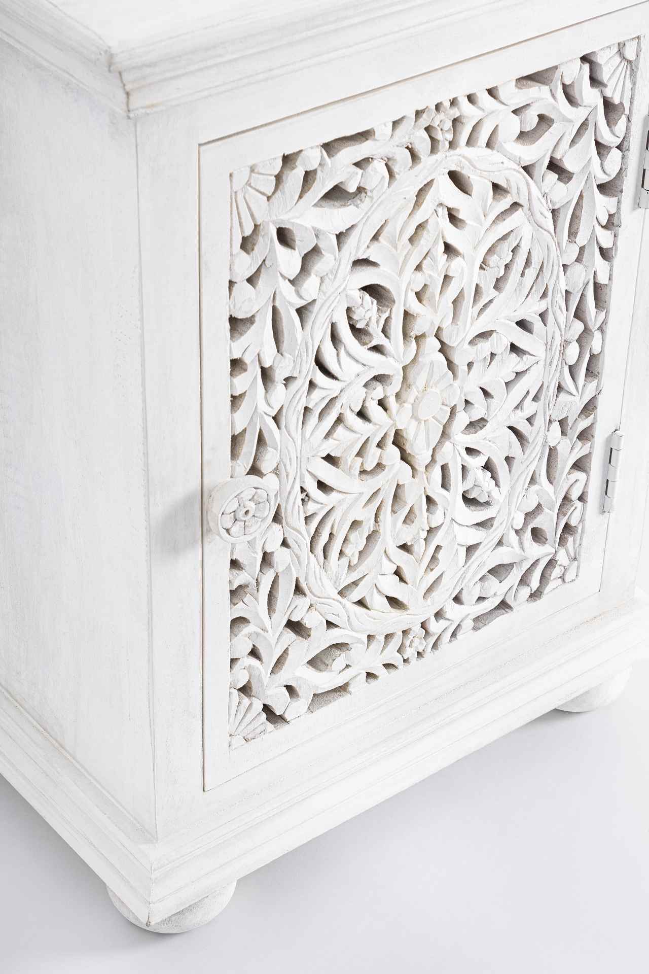 Der Nachttisch Alina überzeugt mit seinem klassischen Design. Gefertigt wurde er aus Mangoholz, welches einen weißen Farbton besitzt. Das Gestell ist auch aus Mangoholz. Der Nachttisch verfügt über eine Tür. Die Breite beträgt 50 cm.