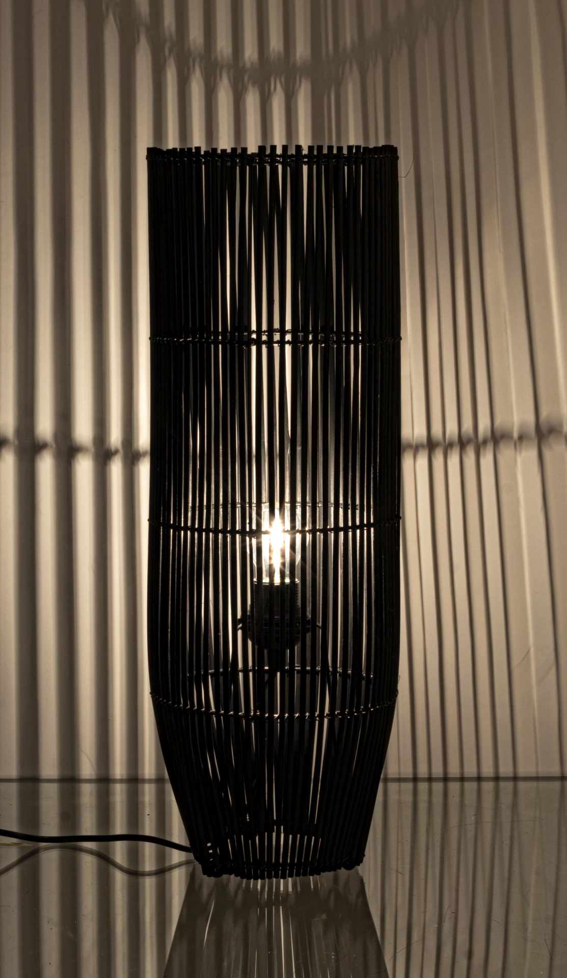 Die Stehleuchte Arusha überzeugt mit ihrem klassischen Design. Gefertigt wurde sie aus Bambus, welches einen schwarzen Farbton besitzt. Die Lampe besitzt eine Höhe von 61 cm.