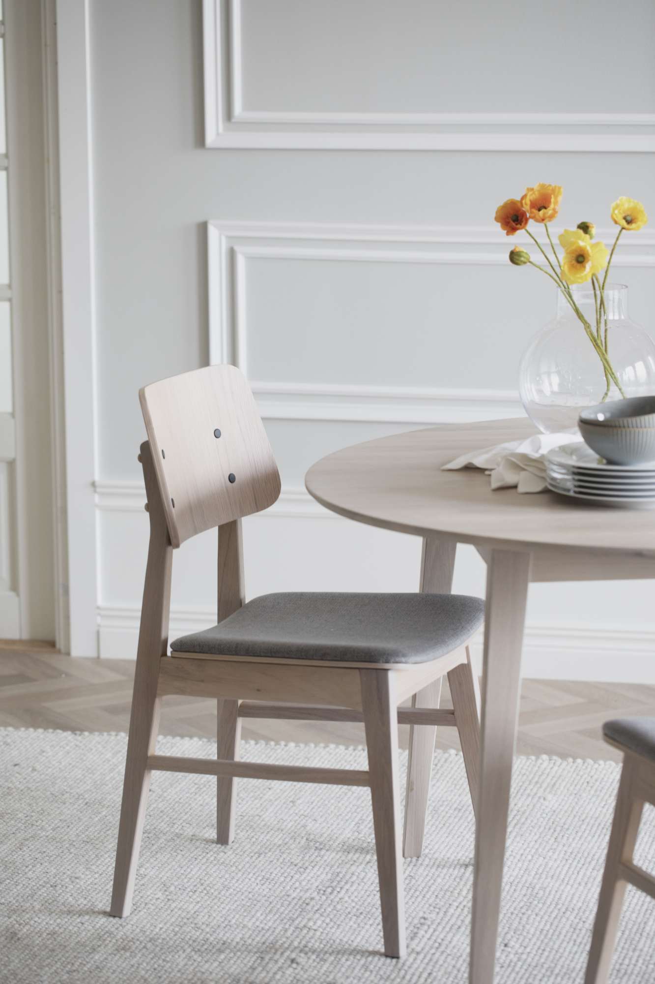 Stuhl Nagano 2er Set, Eiche Whitewash / Hellgrau – modernes Design trifft Komfort.