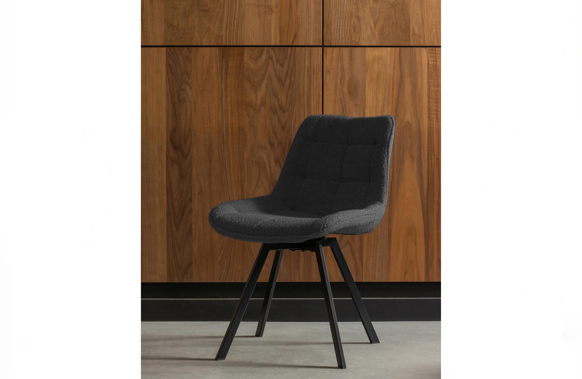 Der Drehstuhl Sutton überzeugt mit seinem klassischen Design. Gefertigt wurde er aus Boucle-Stoff, welcher einen Anthrazit Farbton besitzt. Das Gestell ist aus Metall und hat eine schwarze Farbe. Die Sitzhöhe beträgt 49 cm.