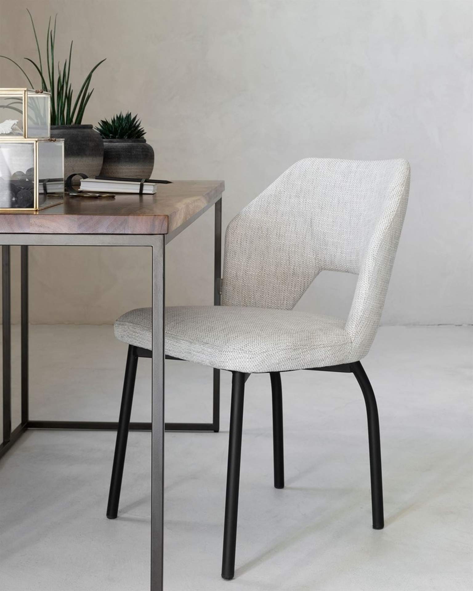 Der Esszimmerstuhl Bloom überzeugt mit seinem modernem aber auch schlichtem Design. Gefertigt wurde der Stuhl aus einem Polaris Stoff, welcher einen Natur Farbton besitzt. Das Gestell ist aus Metall und ist Schwarz.