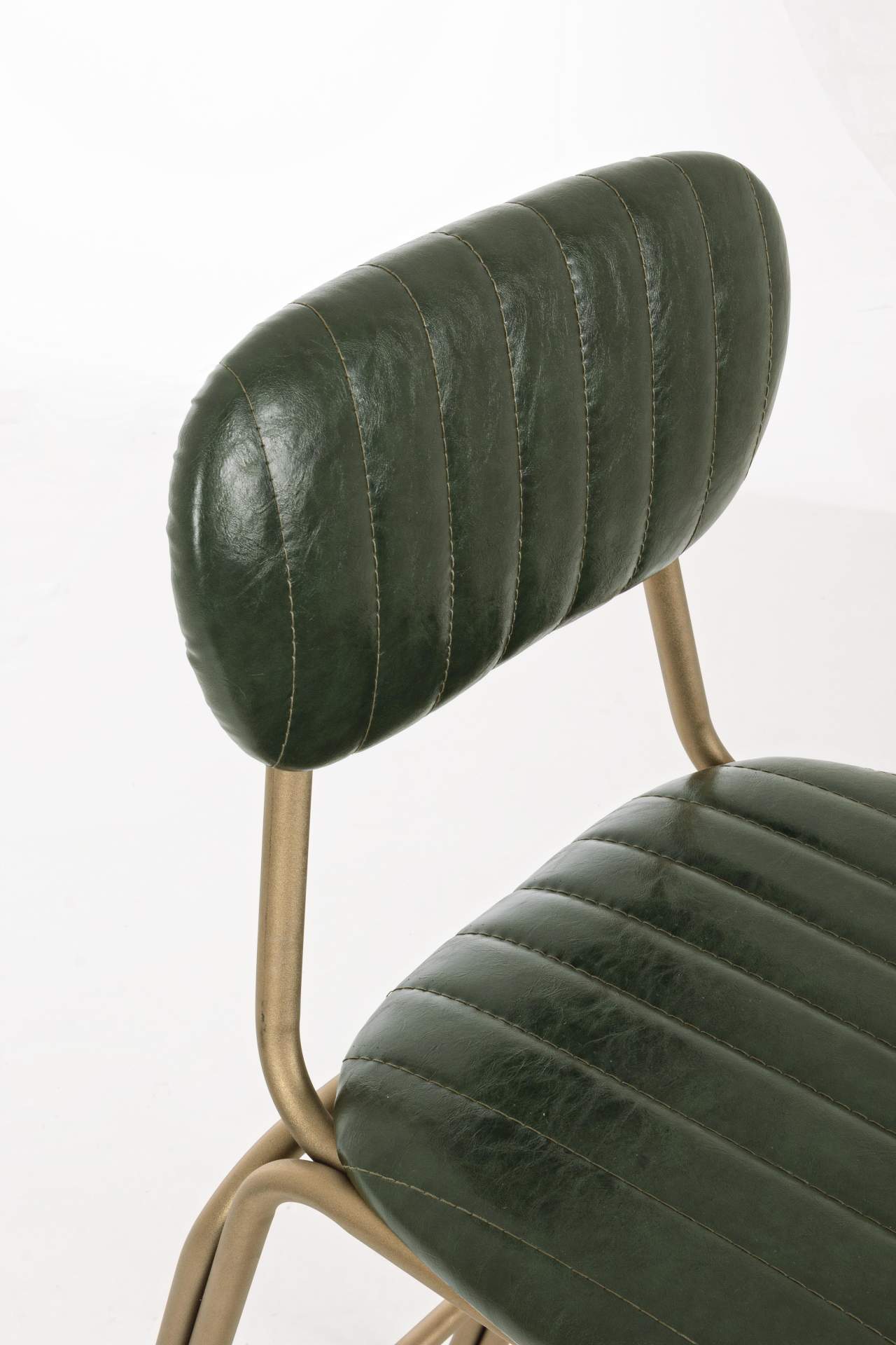 Der Barhocker Addy überzeugt mit seinem industriellem Design. Gefertigt wurde er aus Kunstleder, welches einen grünen Farbton besitzt. Das Gestell ist aus Metall und hat eine goldene Farbe. Die Sitzhöhe des Hockers beträgt 73 cm.