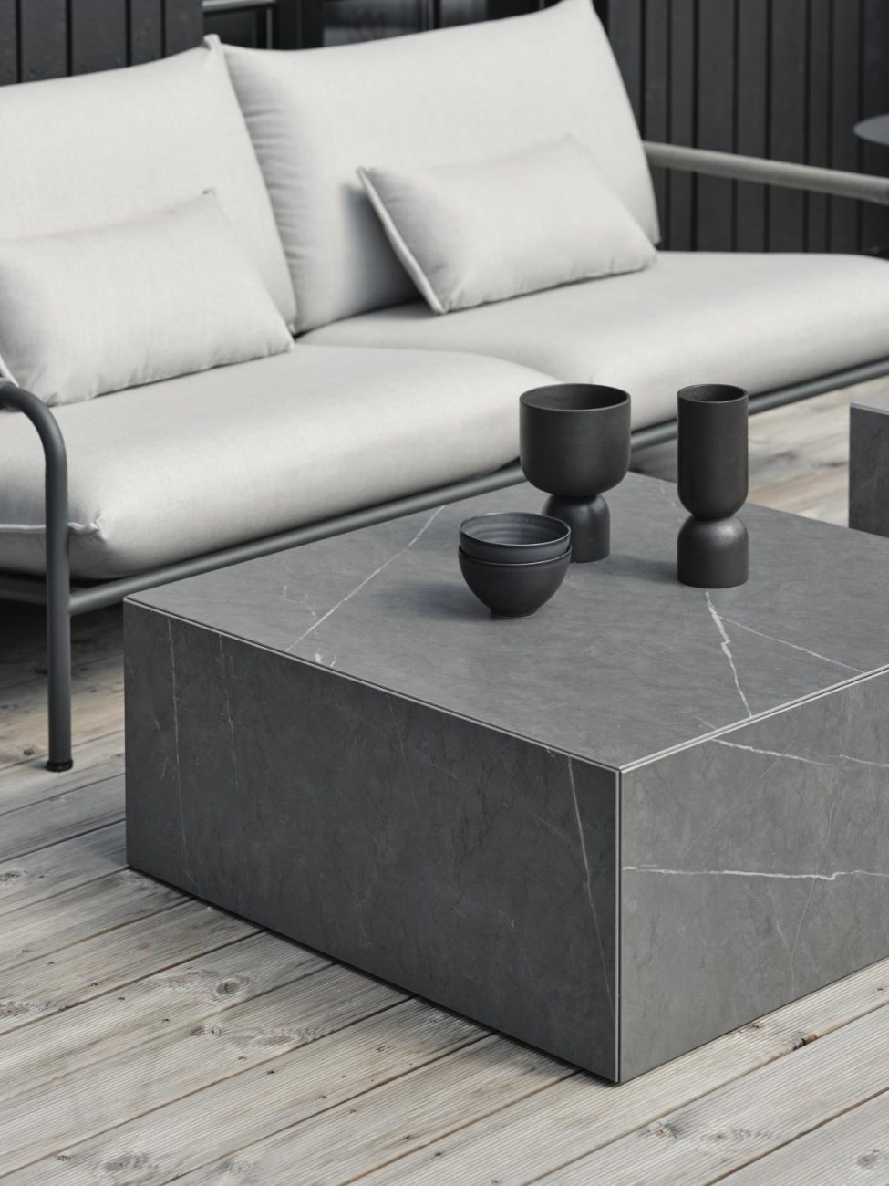Das Gartensofa Lerberget überzeugt mit seinem modernen Design. Gefertigt wurde er aus Stoff, welcher einen grauen Farbton besitzt. Das Gestell ist aus Metall und hat eine Anthrazit Farbe. Die Sitzhöhe des Sofas beträgt 42 cm.
