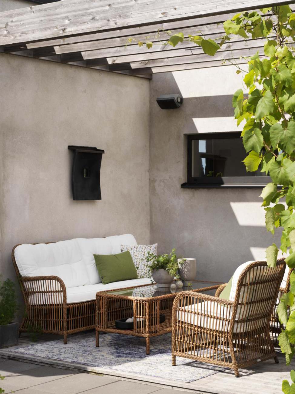 Der Gartensessel Anemon überzeugt mit seinem modernen Design. Gefertigt wurde er aus Rattan, welcher einen braunen Farbton besitzt. Das Gestell ist auch aus Rattan. Der Sessel besitzt eine Sitzhöhe von 47 cm.