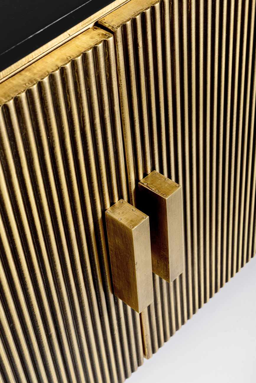 Das Sideboard Virta überzeugt mit seinem modernen Stil. Gefertigt wurde es aus Mangoholz, welches einen goldenen Farbton besitzt. Das Gestell ist aus Metall und hat eine schwarze Farbe. Das Sideboard verfügt über vier Türen.
