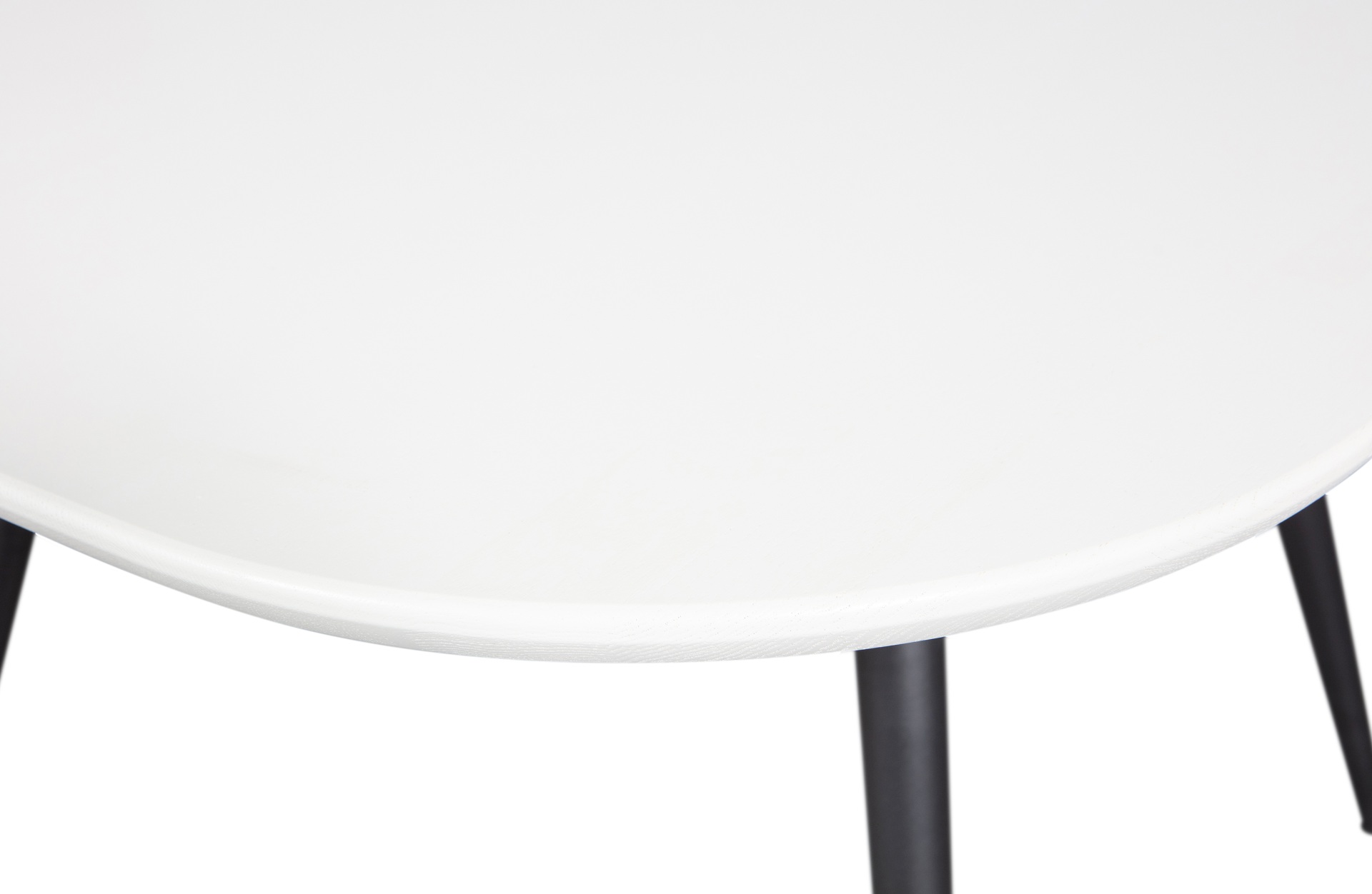 Der Esstisch Tablo überzeugt mit ihrem klassischen Design. Gefertigt wurde er aus Eschenholz, welches einen weißen Farbton besitzt. Das Gestell ist aus Metall und hat eine schwarze Farbe. Die Breite des Tisches beträgt 130 cm.