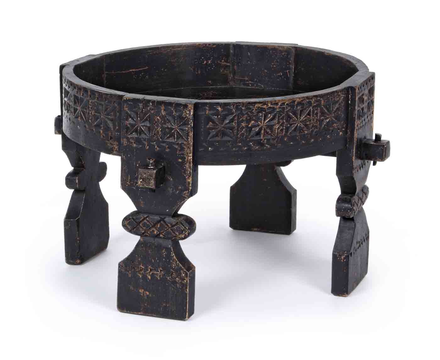 Das Skandinavische Design des Beistelltisches Yasir überzeugt. Gefertigt wurde der Tisch aus Mangoholz und hat per Hand eine Feinbearbeitung erhalten. Der Tisch ist in einem schwarzen Farbton.