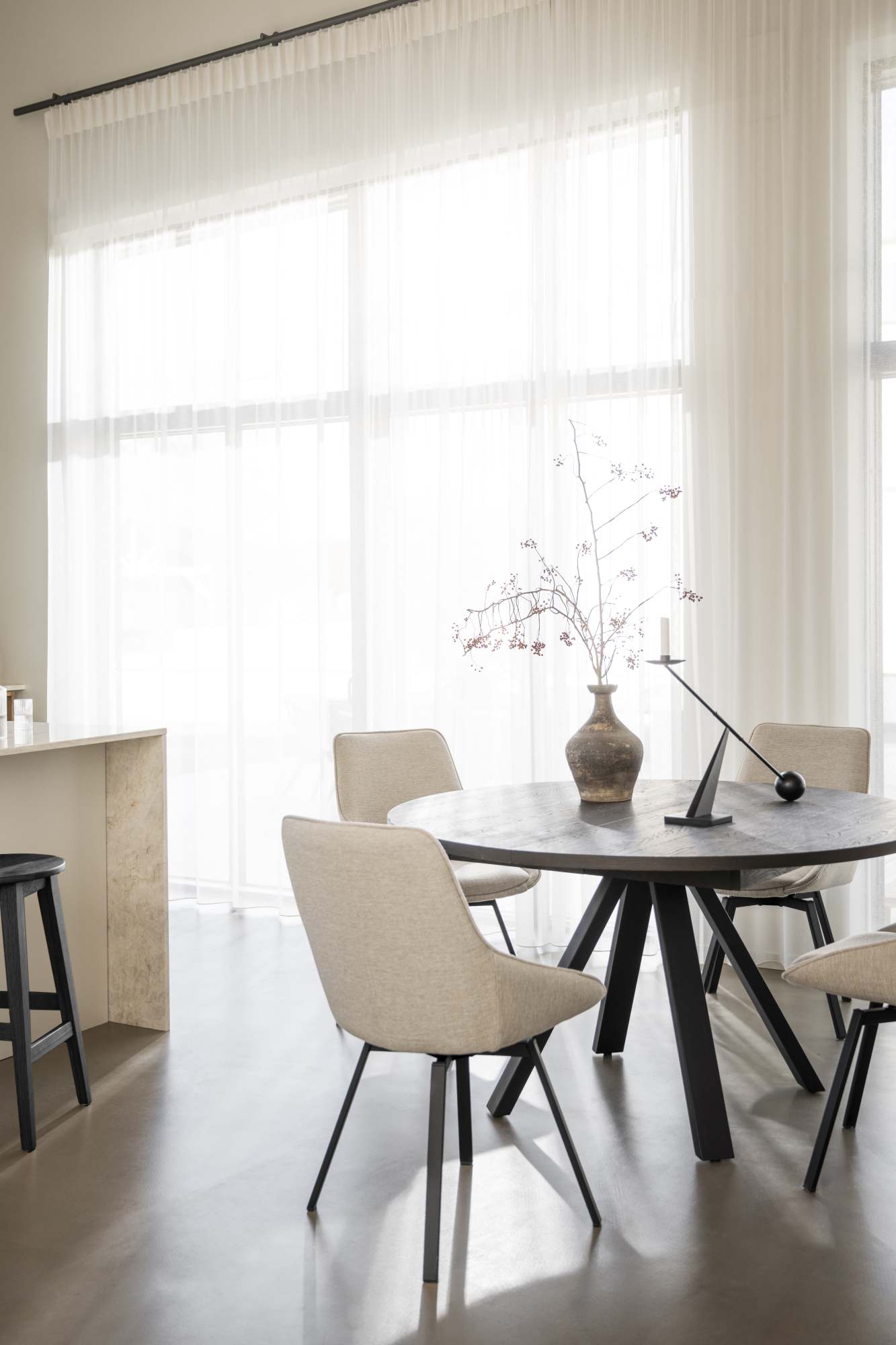 Komfortabel & schön – Esstisch Maddock Rund 135cm, Eiche Braun.