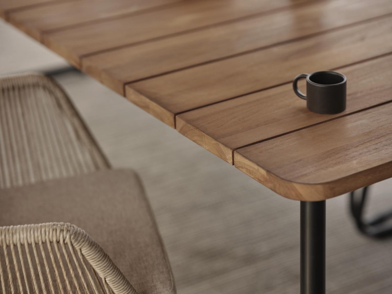 Der Gartenesstisch Nolli überzeugt mit seinem modernen Design. Gefertigt wurde die Tischplatte aus Teakholz und hat einen natürlichen Farbton. Das Gestell ist auch aus Metall und hat eine schwarze Farbe. Der Tisch besitzt eine Länge von 175 cm.