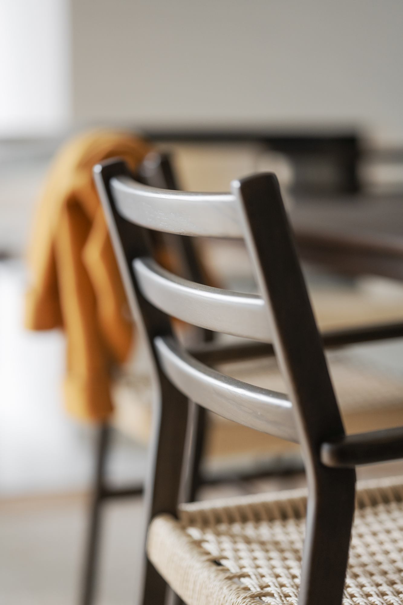 Hochwertiger Stuhl Harlan mit Armlehne, Eiche Braun / Hellbeige für jede Einrichtung.