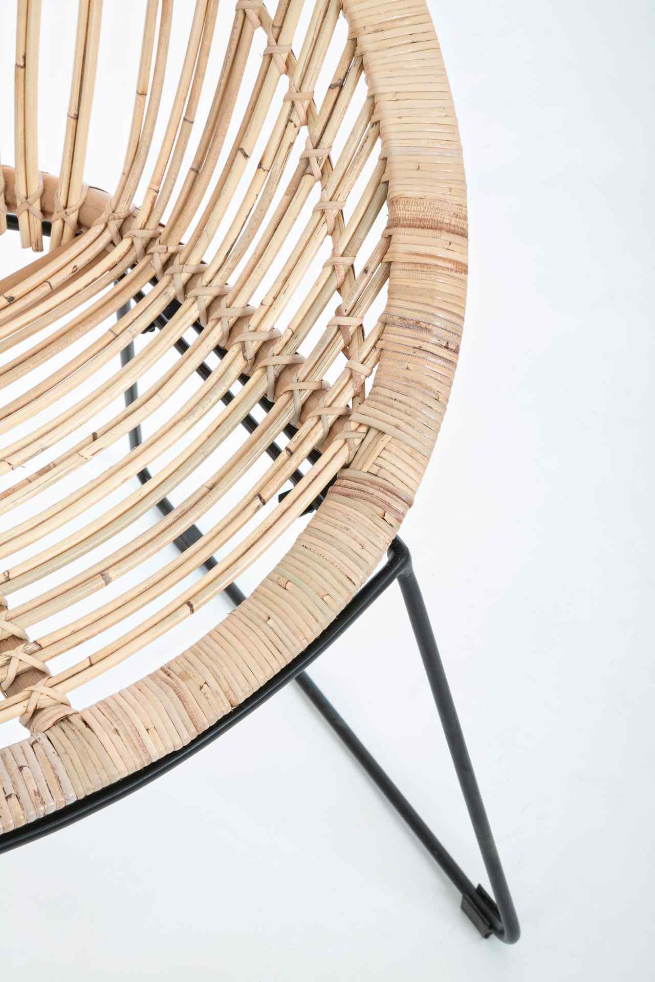 Der Sessel Cayes überzeugt mit seinem klassischen Design. Gefertigt wurde er aus Rattan, welches einen natürlichen Farbton besitzt. Das Gestell ist aus Metall und hat eine schwarze Farbe. Der Sessel besitzt eine Sitzhöhe von 45 cm. Die Breite beträgt 75 c