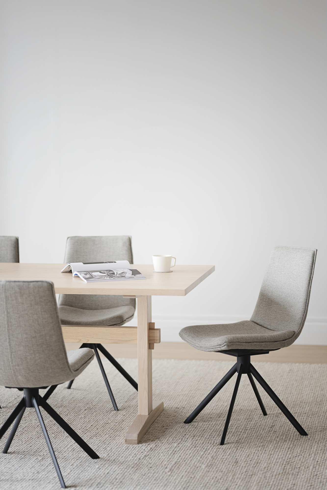 Komfortabel & schön – Stuhl Lowell 2er Set Drehgestell, Stoff Grau.