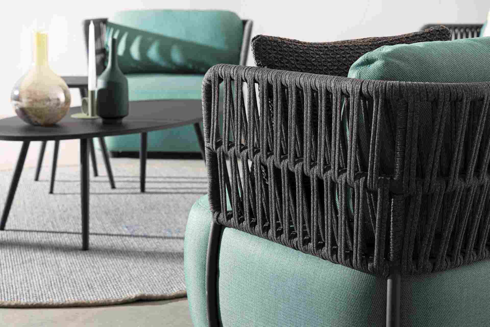 Das Gartensofa Palmer überzeugt mit seinem modernen Design. Gefertigt wurde es aus Olefin-Stoff, welcher einen grünen Farbton besitzt. Das Gestell ist aus Aluminium und hat eine Anthrazit Farbe. Das Sofa verfügt über eine Sitzhöhe von 40 cm und ist für de