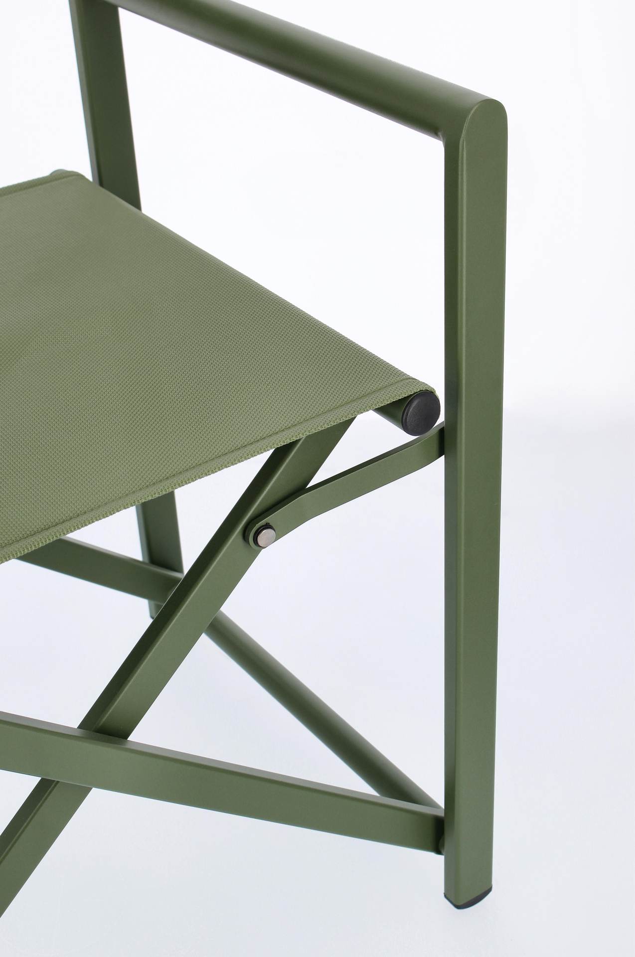 Der Gartenstuhl Taylor überzeugt mit seinem modernen Design. Gefertigt wurde er aus Textilene, welche einen grünen Farbton besitzt. Das Gestell ist aus Aluminium und hat auch eine grüne Farbe. Der Stuhl verfügt über eine Sitzhöhe von 45 cm und ist für den