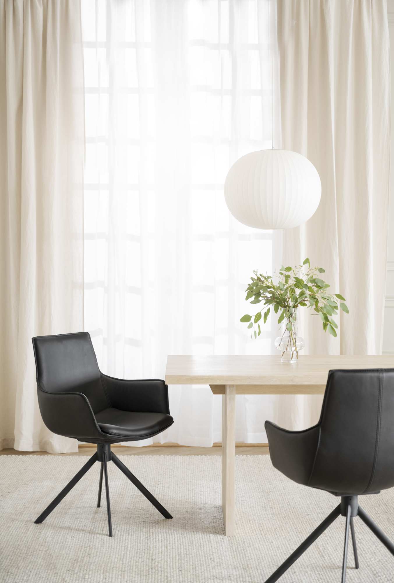 Hochwertiger Stuhl Lowell 2er Set Drehgestell mit Armlehnen, Leder Schwarz für jede Einrichtung.