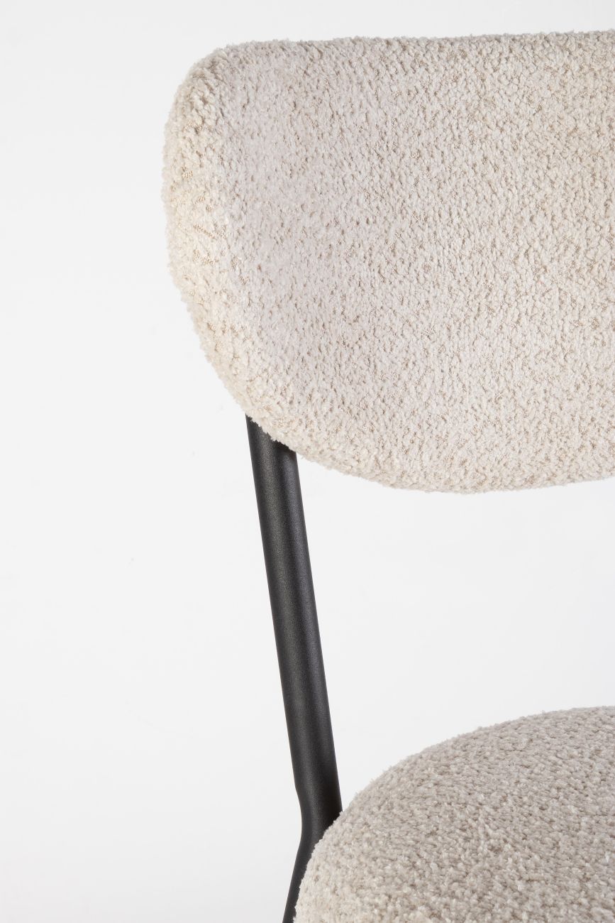 Der Esszimmerstuhl Ludmilla überzeugt mit seinem modernen Stil. Gefertigt wurde er aus Boucle-Stoff, welcher einen natürlichen Farbton besitzt. Das Gestell ist aus Metall und hat eine schwarze Farbe. Der Stuhl besitzt eine Sitzhöhe von 47 cm.