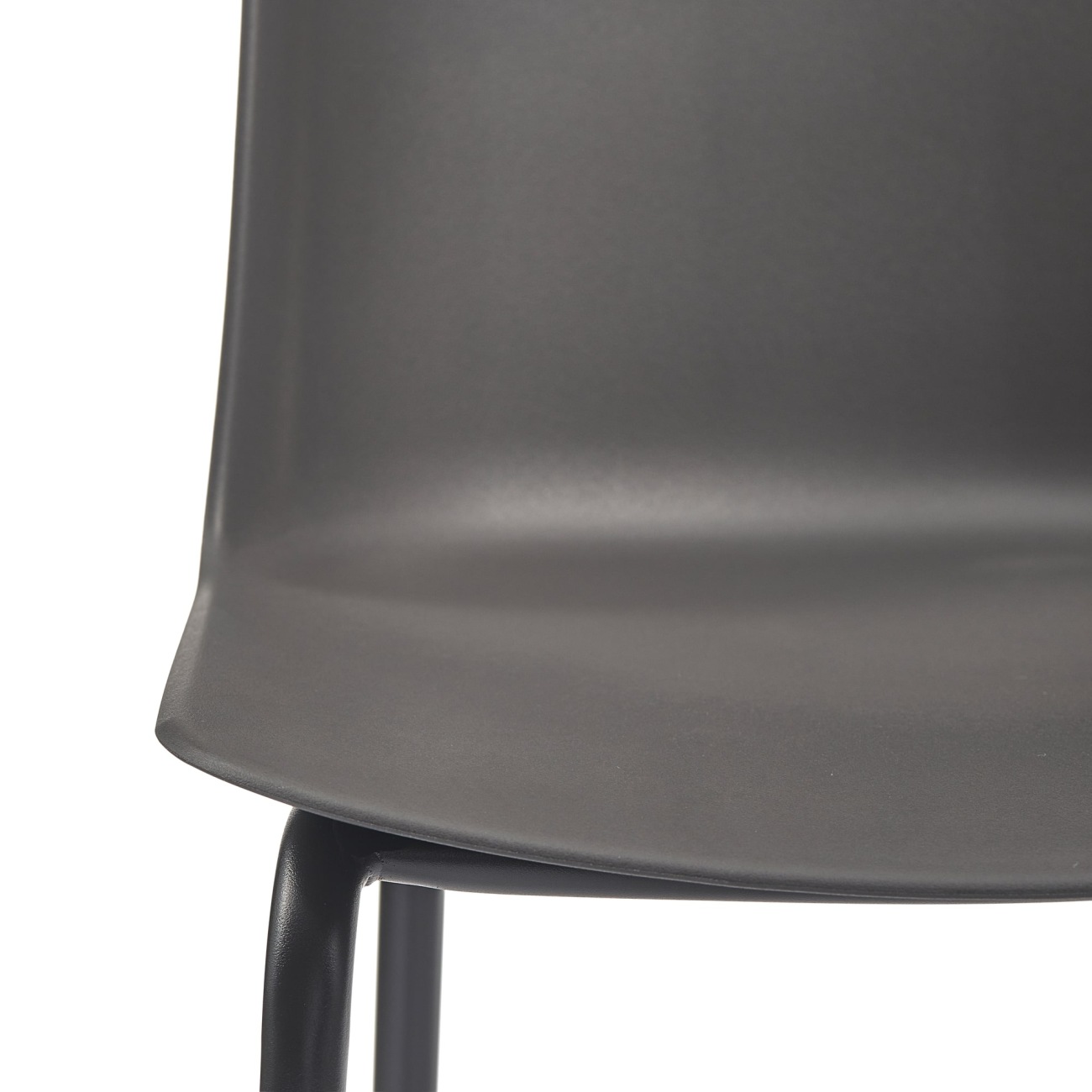 Der Gartenbarstuhl Guy überzeugt mit seinem modernen Design. Gefertigt wurde er aus Kunststoff, welcher einen grauen Farbton besitzt. Das Gestell ist aus Metall und hat eine schwarze Farbe. Der Barstuhl besitzt eine Sitzhöhe von 74 cm.
