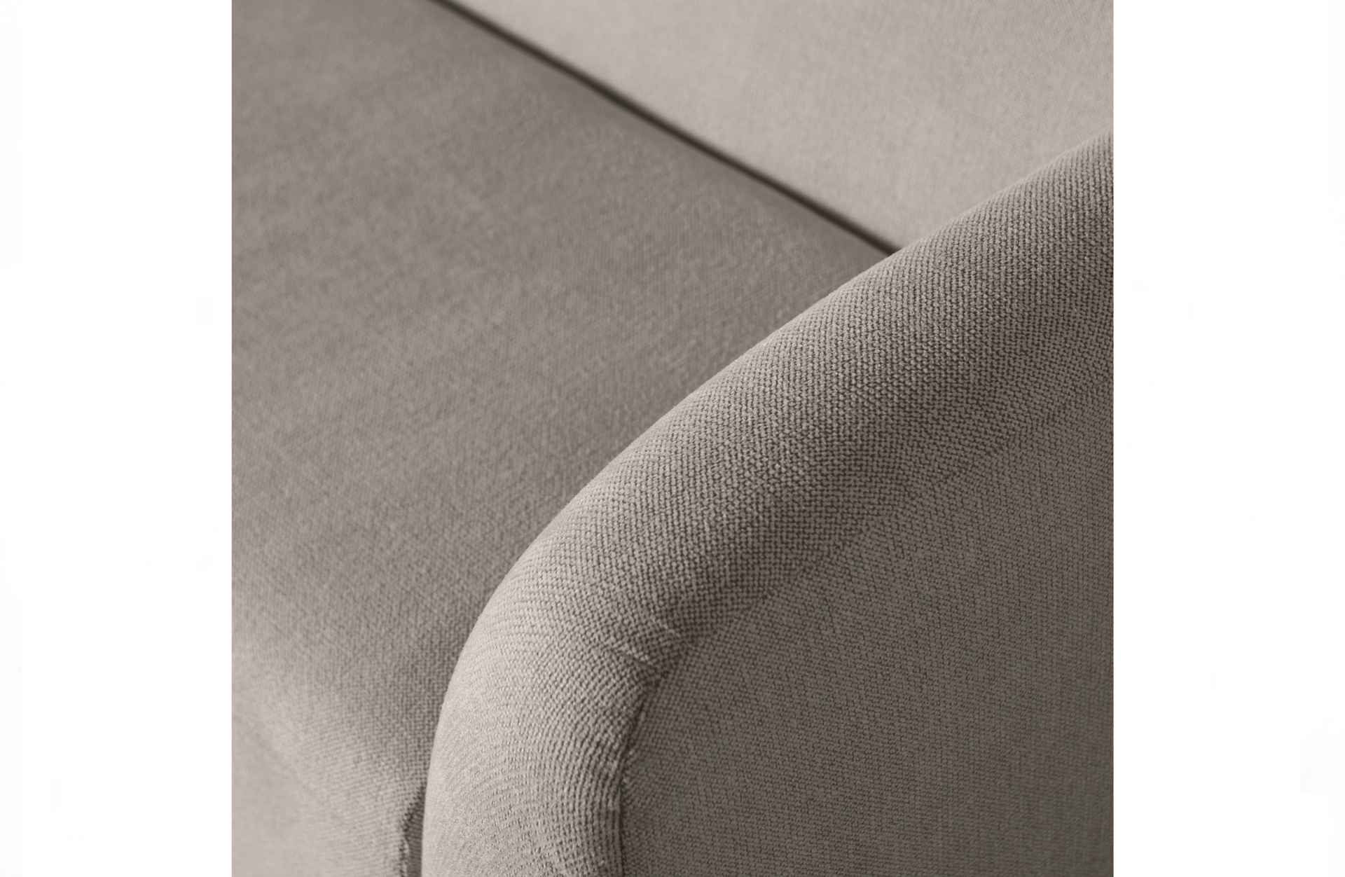 Das 3-Sitzer Sofa Sloping überzeugt mit seinem modernen Design. Gefertigt wurde es aus Kunststofffasern, welche einen einen grauen Farbton besitzen. Das Sofa hat eine Breite von 240 cm und eine Sitzhöhe von 43 cm.