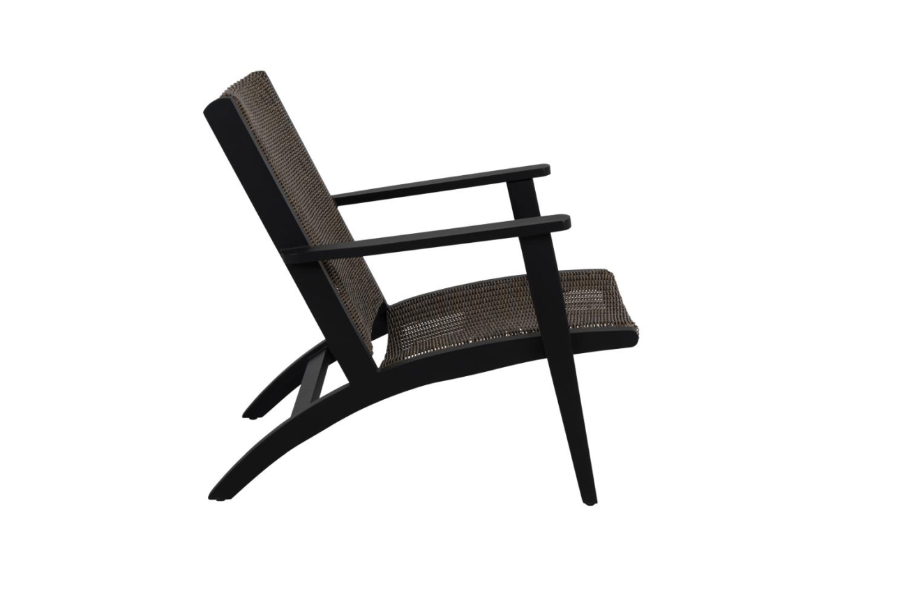Der Gartensessel Kira überzeugt mit seinem modernen Design. Gefertigt wurde er aus Rattan, welches einen braunen Farbton besitzt. Das Gestell ist aus Metall und hat eine schwarze Farbe. Die Sitzhöhe des Sessels beträgt 35 cm.