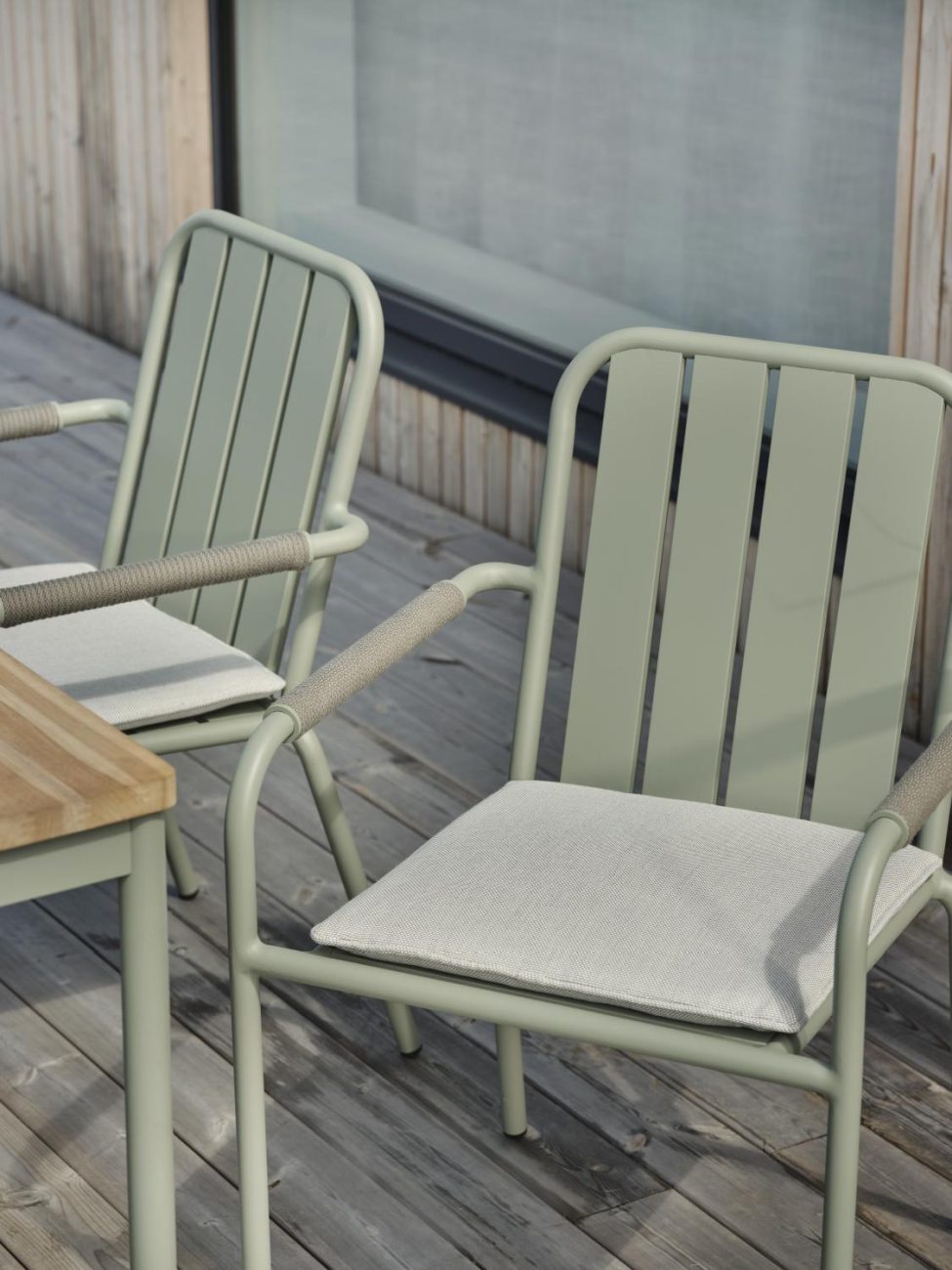 Das Sitzkissen Frisk überzeugt mit seinem modernen Design. Gefertigt wurde es aus Stoff, welche einen hellgrauen Farbton besitzt. Das Sitzkissen kann für diverse Gartenstühle genutzt werden.
