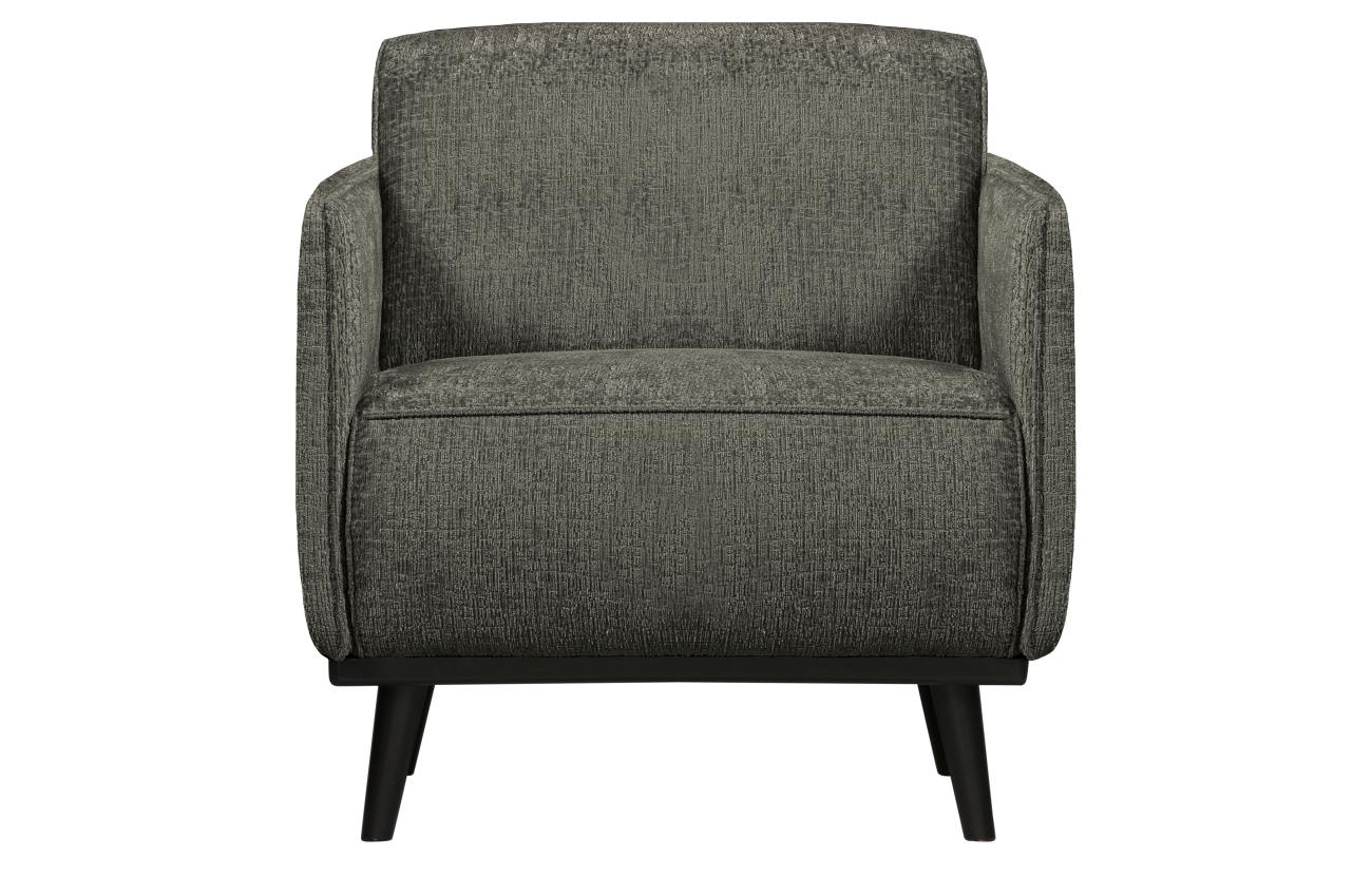 Der Sessel Statement überzeugt mit seinem modernen Stil. Gefertigt wurde es aus Struktursamt, welches einen graugrünen Farbton besitzt. Das Gestell ist aus Birkenholz und hat eine schwarze Farbe. Der Sessel besitzt eine Größe von 72x93 cm.