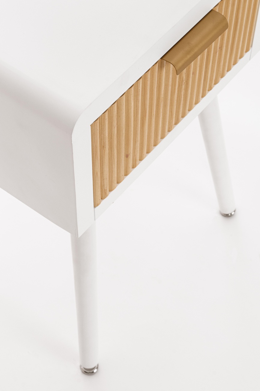 Der Nachttisch Charly überzeugt mit seinem modernen Design. Gefertigt wurde er aus Paulowniaholz, welches einen natürlichen Farbton besitzt. Das Gestell ist aus MDF und hat eine weiße Farbe. Der Nachttisch besitzt eine Breite von 40 cm.