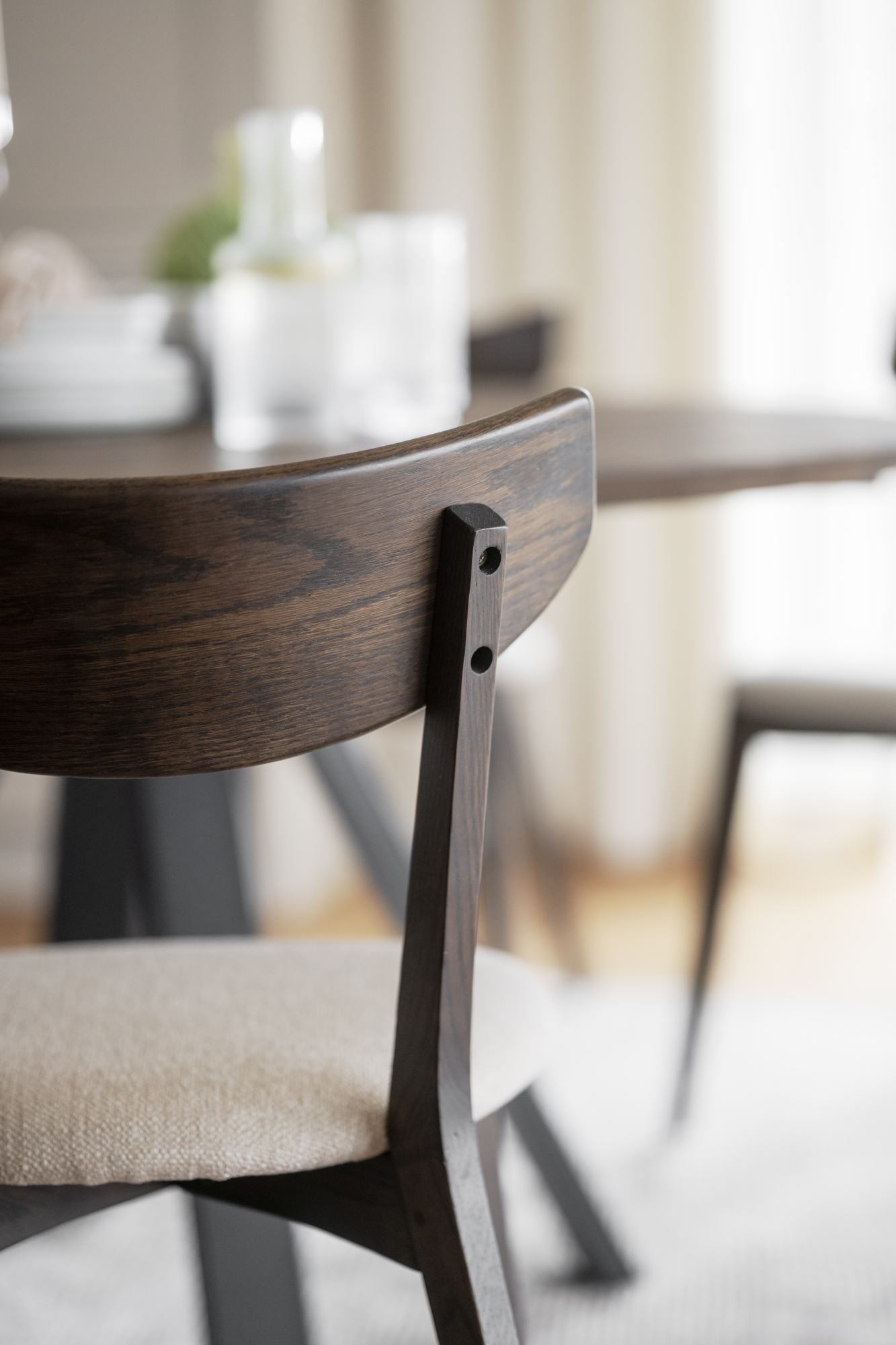 Design trifft Funktion: Stuhl Ami Eiche 2er Set, Braun / Sand.