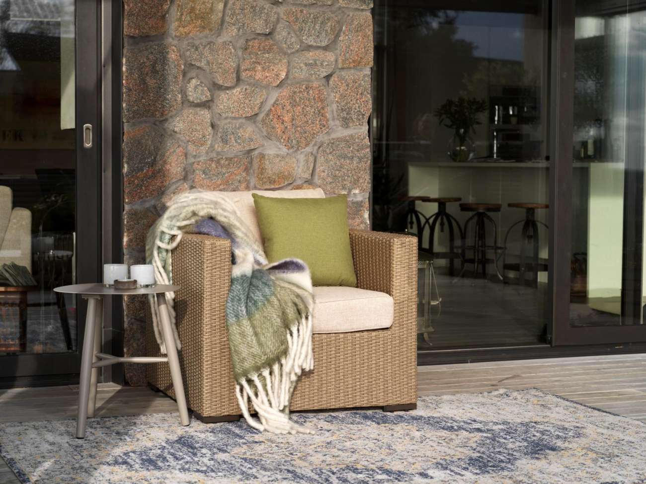 Der Gartensessel Funkia überzeugt mit seinem modernen Design. Gefertigt wurde er aus Rattan, welches einen Beigen Farbton besitzt. Das Gestell ist auch aus Rattan und hat eine Beigen Farbe. Die Sitzhöhe des Sessels beträgt 46 cm.