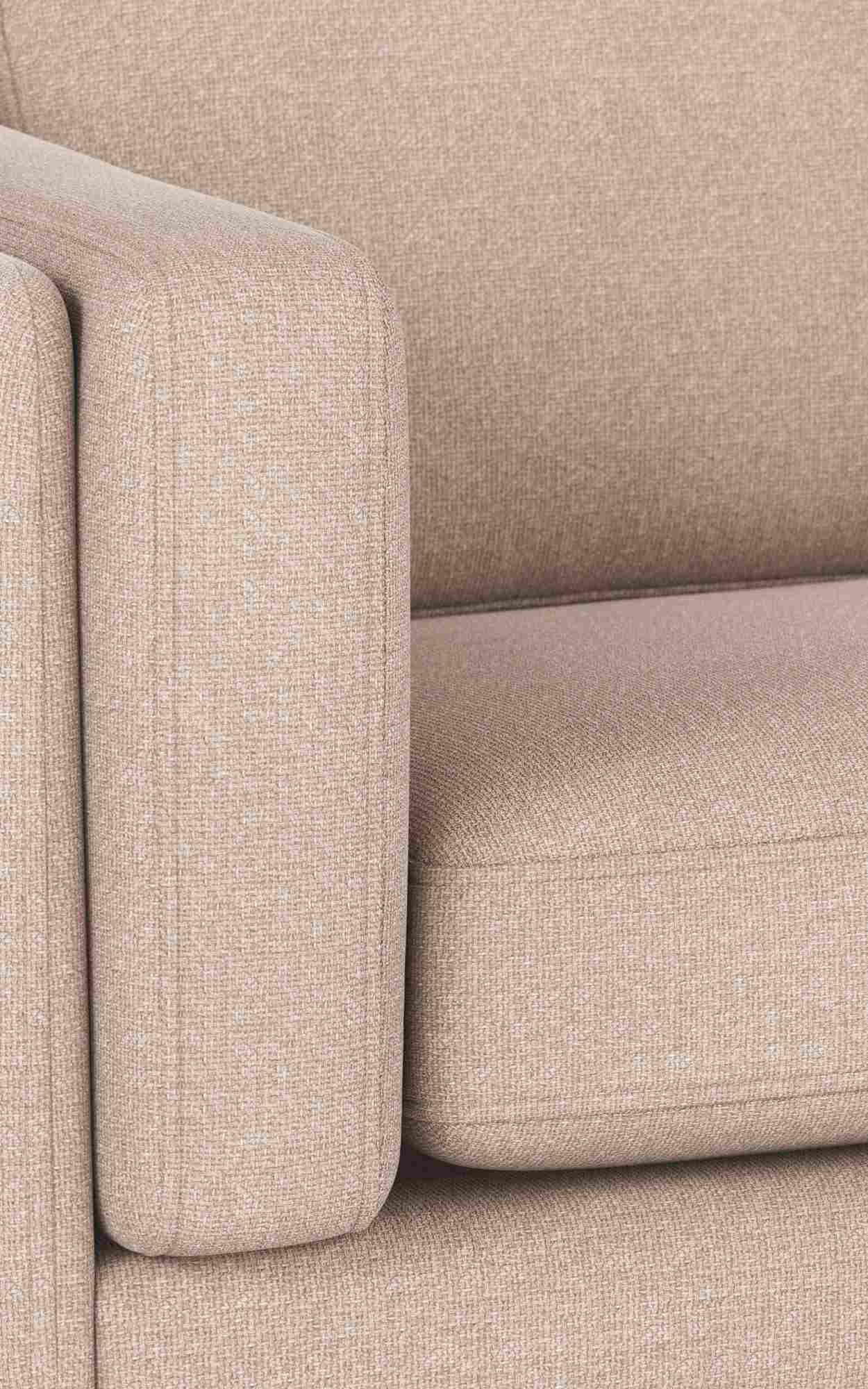 Sofa Braden 3-Sitzer, Beine Eiche, Bezug Rita Hellbeige – überzeugt mit zeitlosem Stil.