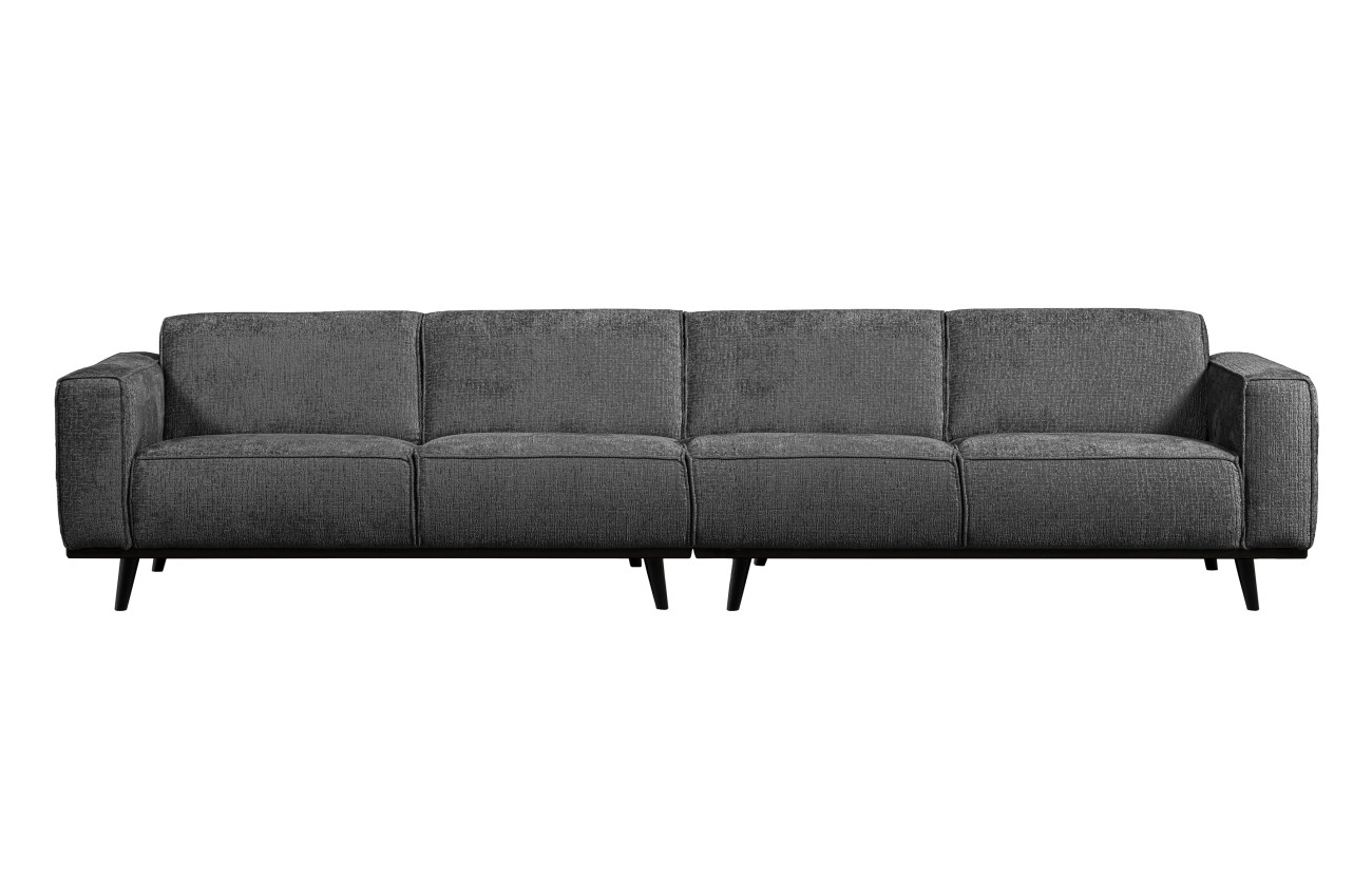 Das Sofa Statement überzeugt mit seinem modernen Stil. Gefertigt wurde es aus Struktursamt, welches einen dunkelgrauen Farbton besitzt. Das Gestell ist aus Birkenholz und hat eine schwarze Farbe. Das Sofa besitzt eine Breite von 372 cm.