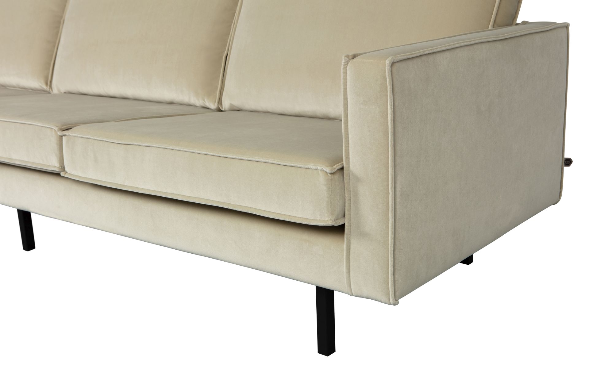 Das 3-Sitzer Sofa Rodeo überzeugt mit seinem modernem Design. Gefertigt wurde das Sofa aus einem Samt Bezug, welcher einen Pistazie Farbton besitzt. Die Beine sind aus Metall und haben eine schwarze Farbe.