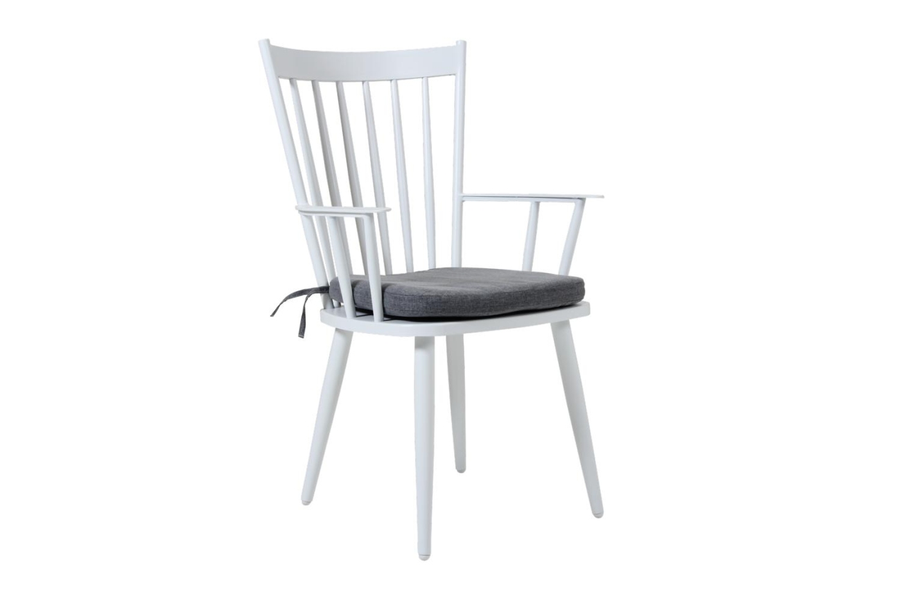 Der Gartenstuhl Alvena überzeugt mit seinem modernen Design. Gefertigt wurde er aus Metall, welches einen weißen Farbton besitzt. Der Stuhl wird mit einem Kissen geliefert. Die Sitzhöhe des Sessels beträgt 44 cm.