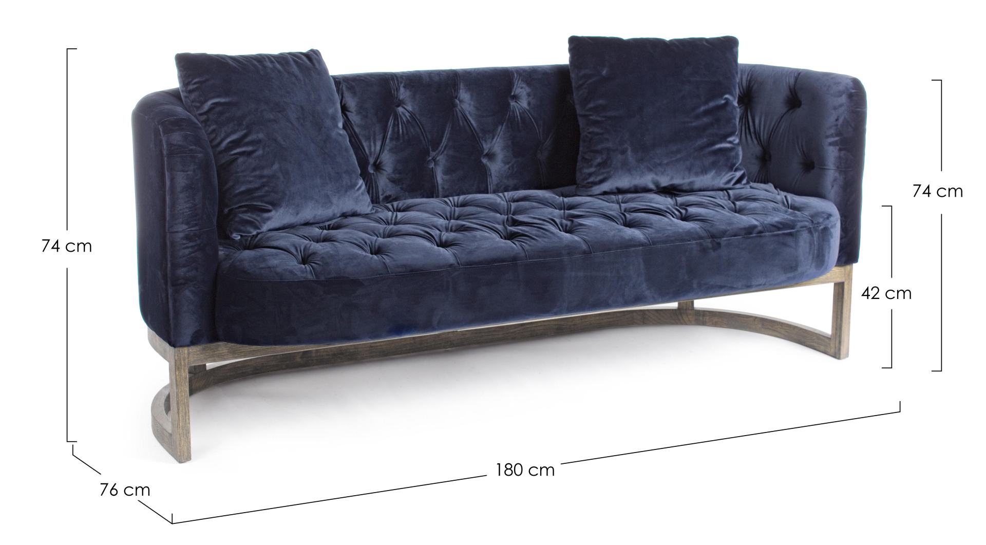 Das Sofa Midway überzeugt mit seinem klassischen Design. Gefertigt wurde es aus Samt, welches einen blauen Farbton besitzt. Das Gestell ist aus Eichenholz und hat eine natürliche Farbe. Das Sofa ist in der Ausführung als 3-Sitzer. Die Breite beträgt 180 c