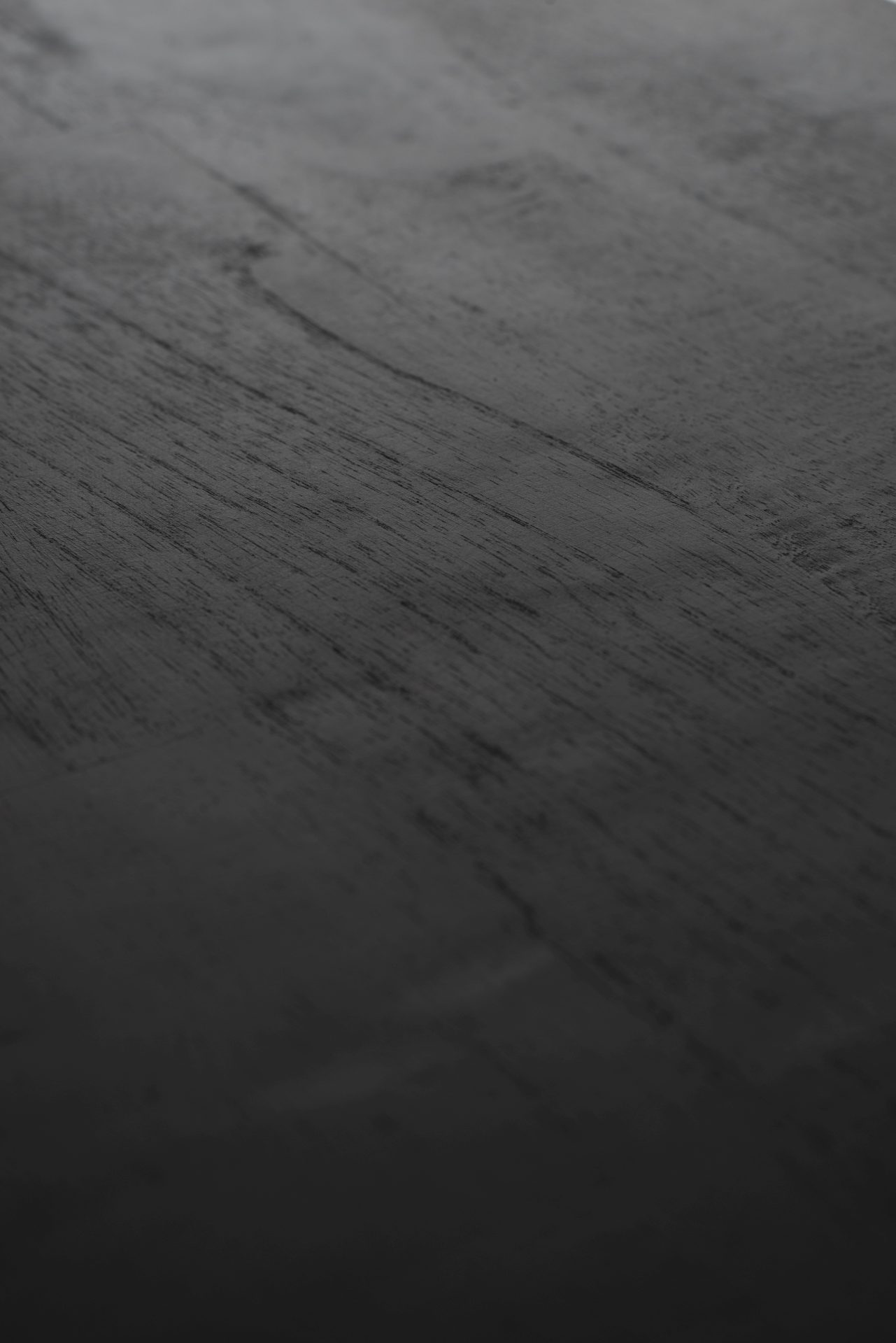 Das Sideboard Rustica überzeugt mit seinem Industriellen Design. Gefertigt wurde es aus einem Mix aus Recyceltem Boots Holz und Mindi Holz, welches einen schwarzen und natürlichen Farbton besitzt. Das Gestell ist aus Metall und hat eine schwarze Farbe. Da