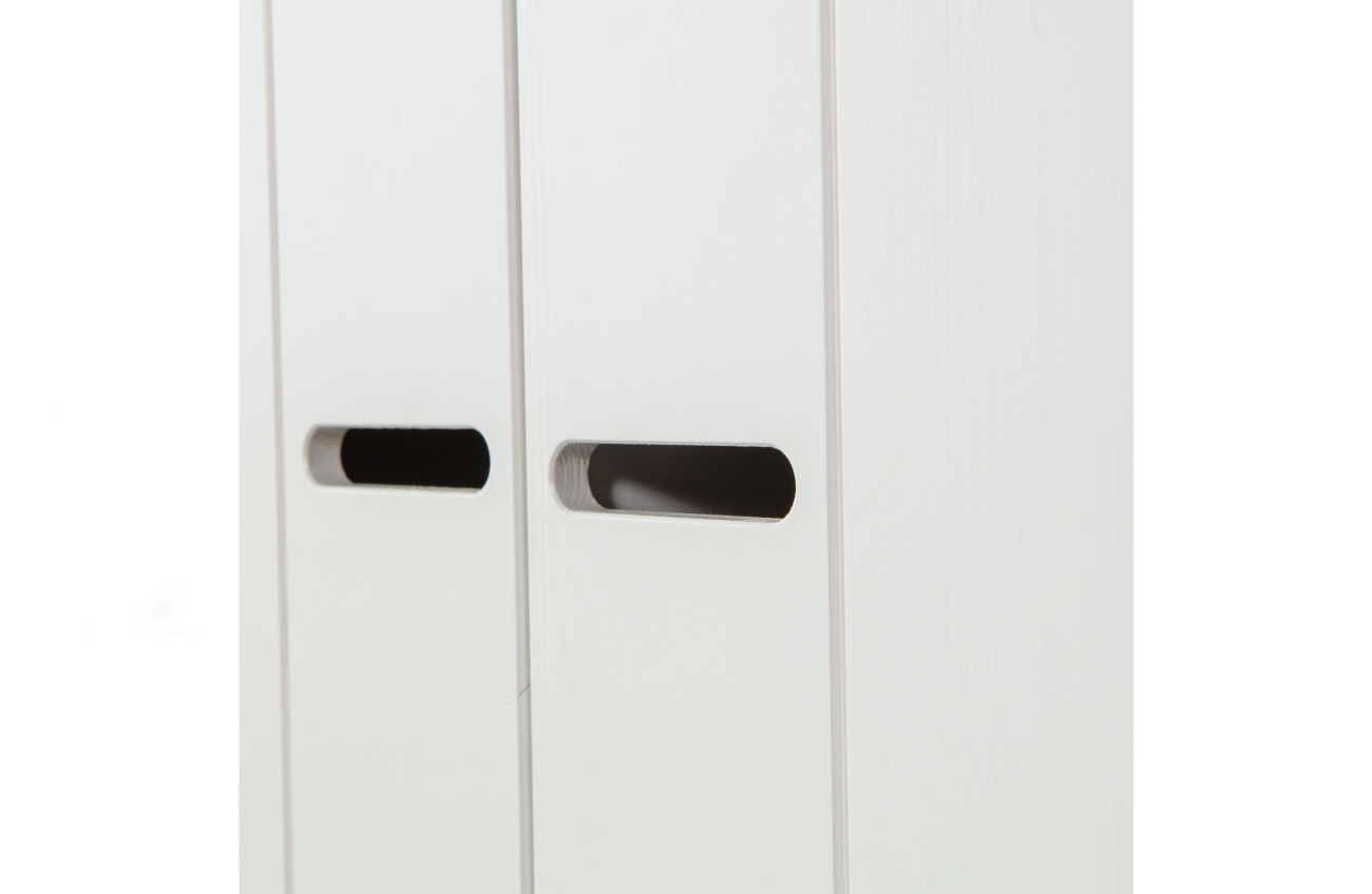 Der Kleiderschrank Connect überzeugt mit seinem modernen Stil. Gefertigt wurde er aus Kiefernholz, welches einen weißen Farbton besitzt. Der Schrank verfügt über zwei Türen und hat eine Höhe von 175 cm.