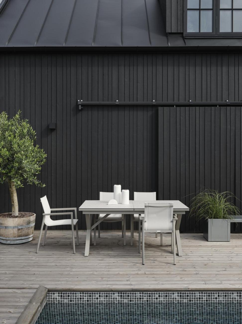 Der Gartenesstisch Hillmond überzeugt mit seinem modernen Design. Gefertigt wurde die Tischplatte aus Granit und besitzt einen Kaki Farbton. Das Gestell ist auch aus Metall und hat eine kaki Farbe. Der Tisch besitzt eine Länger von 166 cm welche bis auf 2