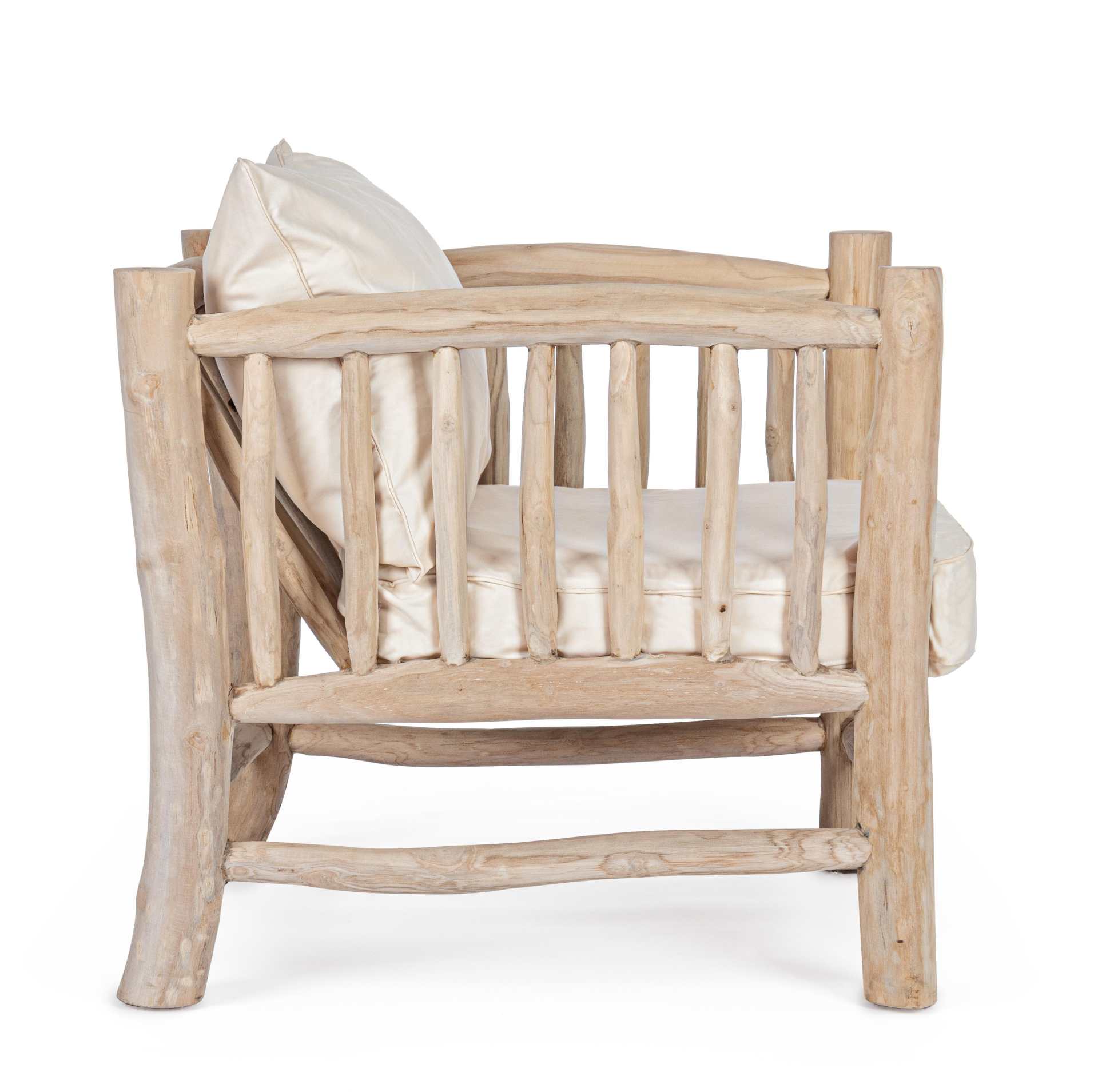 Der Sessel Sahel überzeugt mit seinem klassischen Design. Gefertigt wurde er aus Teakholz, welches einen natürlichen Farbton besitzt. Die Kissen sind aus einem Mix aus Baumwolle und Leinen. Der Sessel besitzt eine Sitzhöhe von 43 cm. Die Breite beträgt 70
