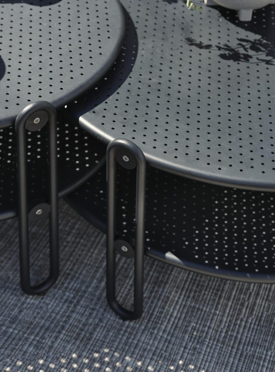 Der Gartencouchtisch Blixt überzeugt mit seinem modernen Design. Gefertigt wurde die Tischplatte aus Metall und besitzt einen schwarzen Farbton. Das Gestell ist auch aus Metall und hat eine schwarze Farbe. Der Tisch besitzt eine Länger von 65 cm.