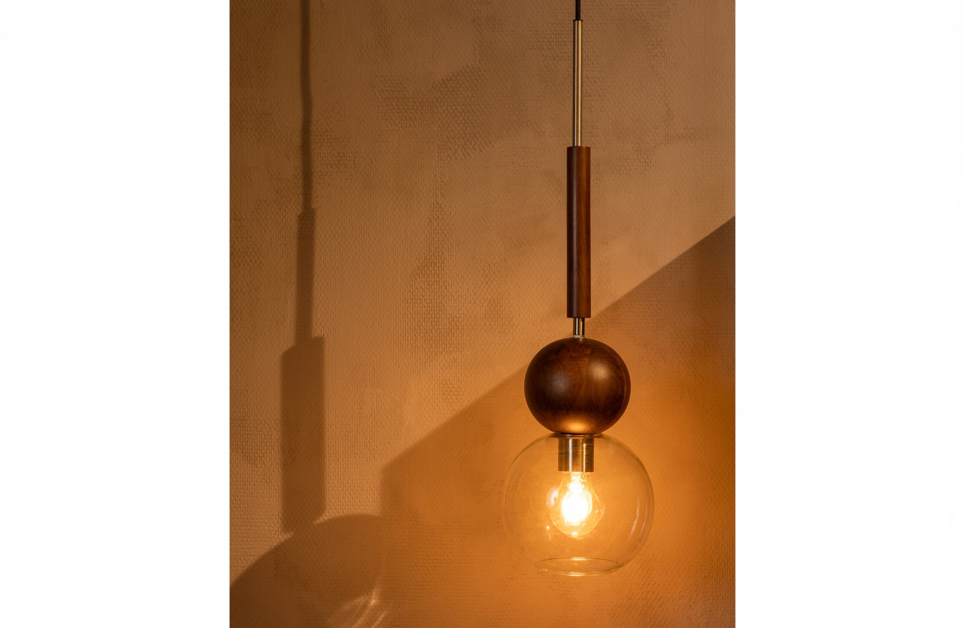 Die Hängeleuchte Babble überzeugt mit seinem modernen Design. Gefertigt wurde er aus Walnussholz, welches einen braunen Farbton besitzt. Die Lampe verfügt über eine Lichtquelle.