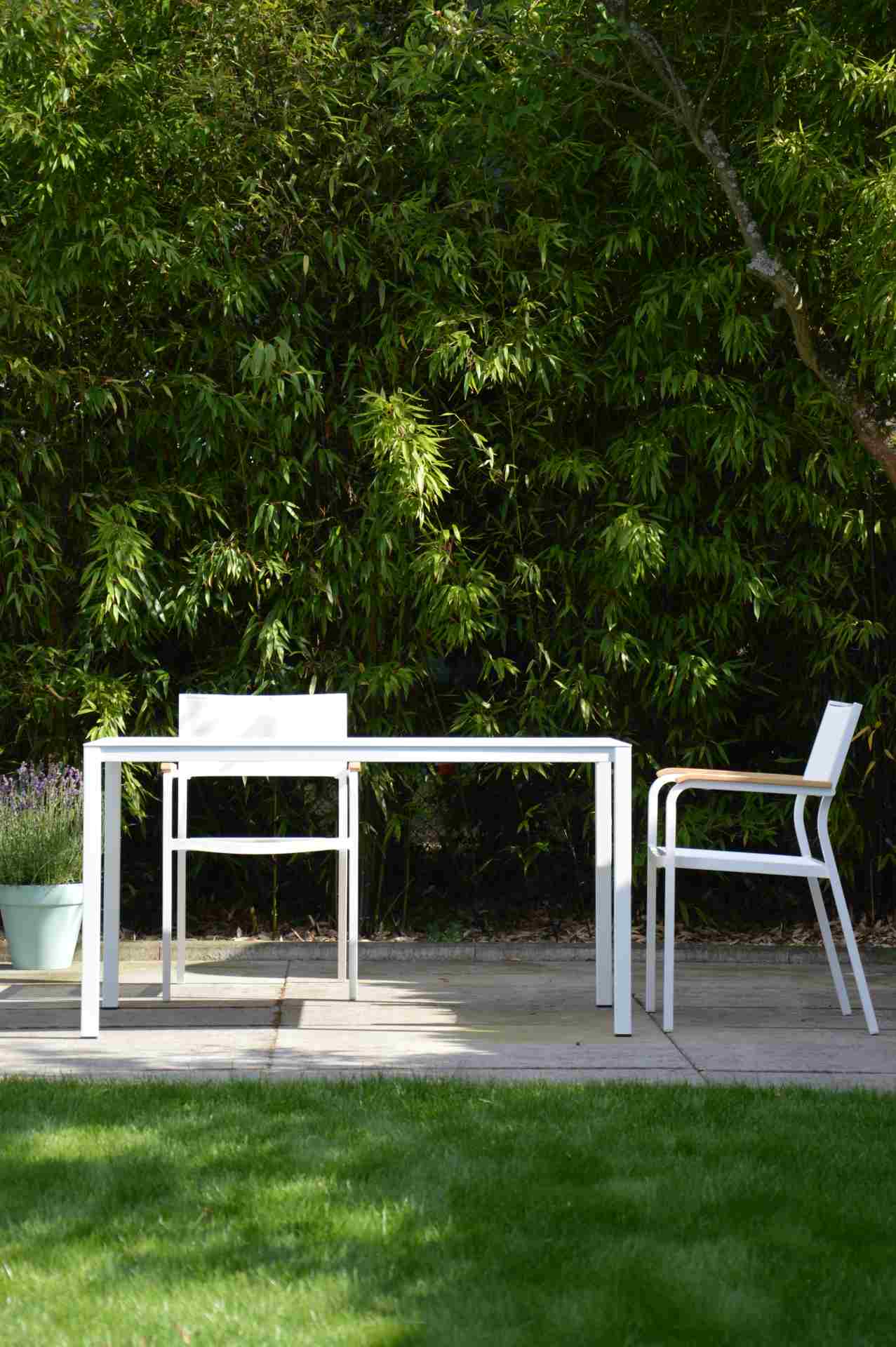 Der Stapelsessel Lux besitzt ein modernes Design. Hergestellt wurde der Sessel aus Aluminium von der Marke Jan Kurtz. Der Sessel besitzt die Farbe Weiß.