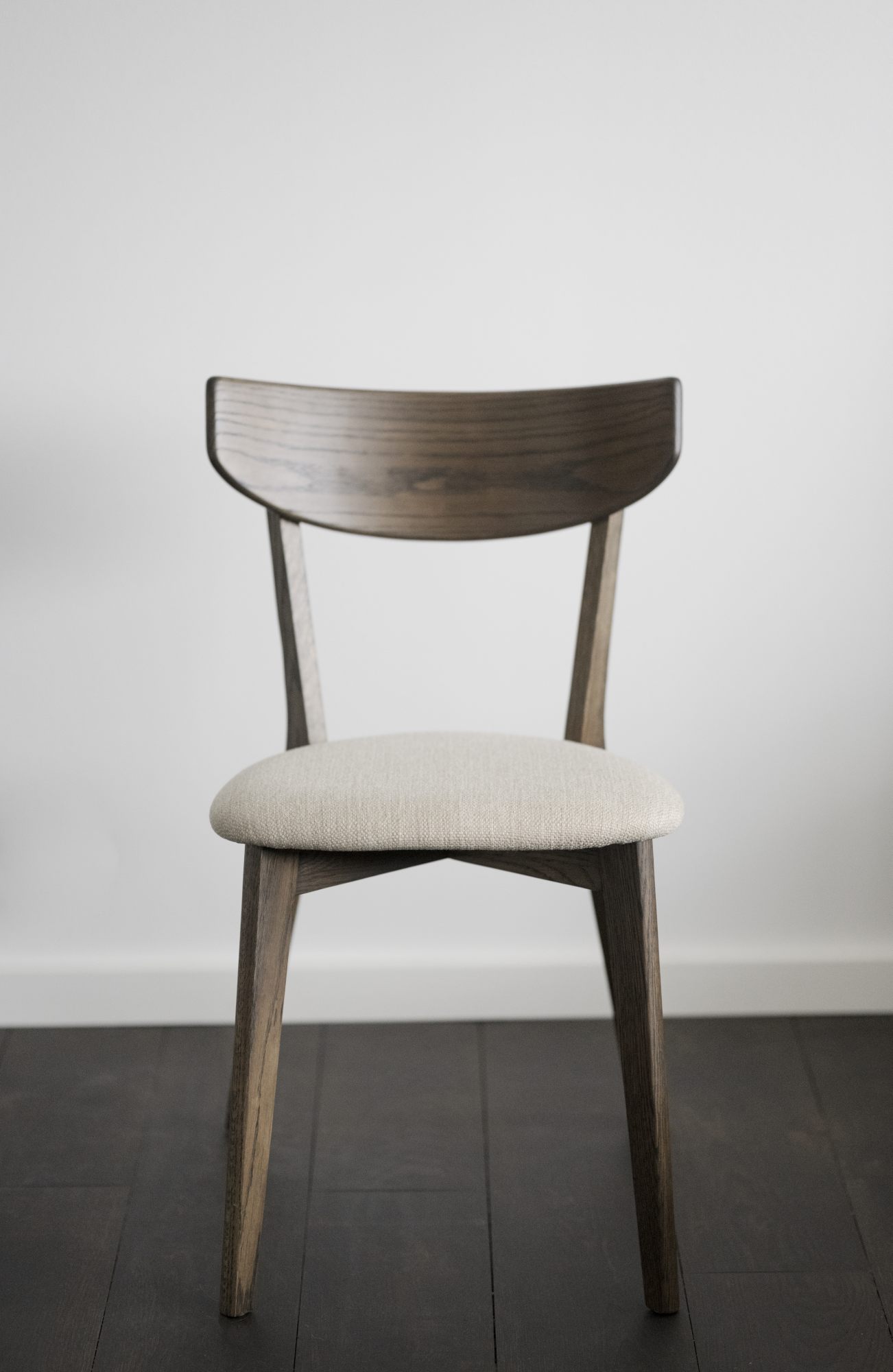 Design trifft Funktion: Stuhl Ami Eiche 2er Set, Braun / Sand.