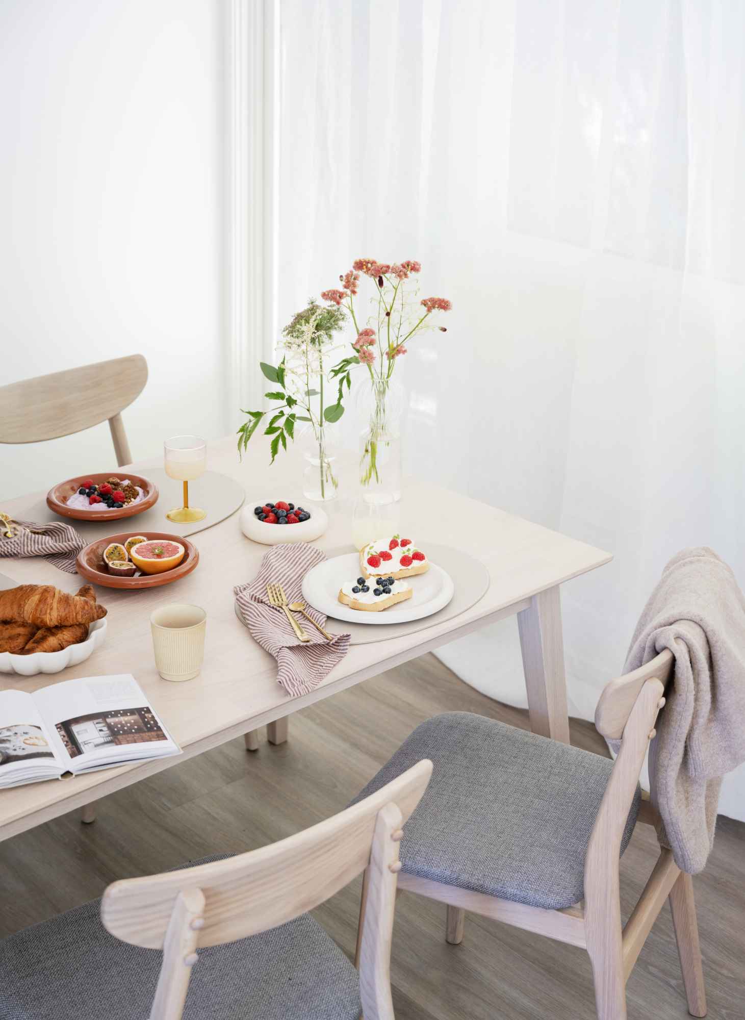 Hochwertiger Esstisch Filippa Rechteckig 140x90cm, Eiche Weiß pigmentiert für jede Einrichtung.