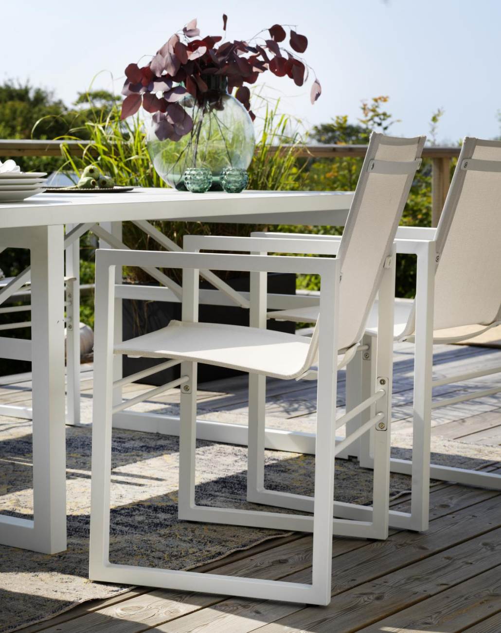 Der Gartenstuhl Vevi überzeugt mit seinem modernen Design. Gefertigt wurde er aus Textilene, welches einen weißen Farbton besitzt. Das Gestell ist aus Teakholz und hat eine weiße Farbe. Die Sitzhöhe des Stuhls beträgt 45 cm.