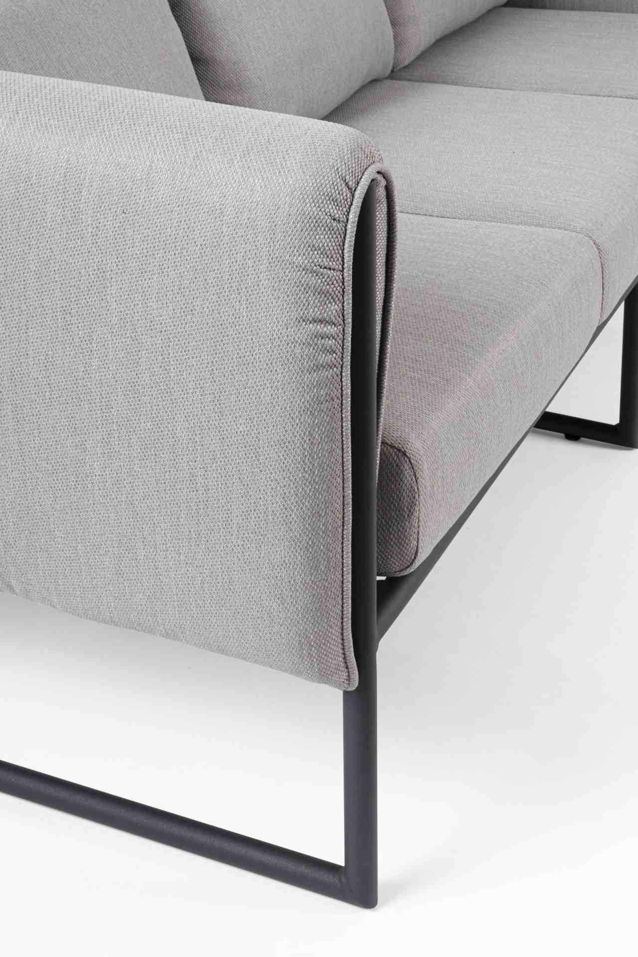 Das Gartensofa Pixel überzeugt mit seinem modernen Design. Gefertigt wurde es aus Olefin-Stoff, welcher einen grauen Farbton besitzt. Das Gestell ist aus Aluminium und hat eine schwarze Farbe. Das Sofa verfügt über eine Sitzhöhe von 42 cm und ist für den 