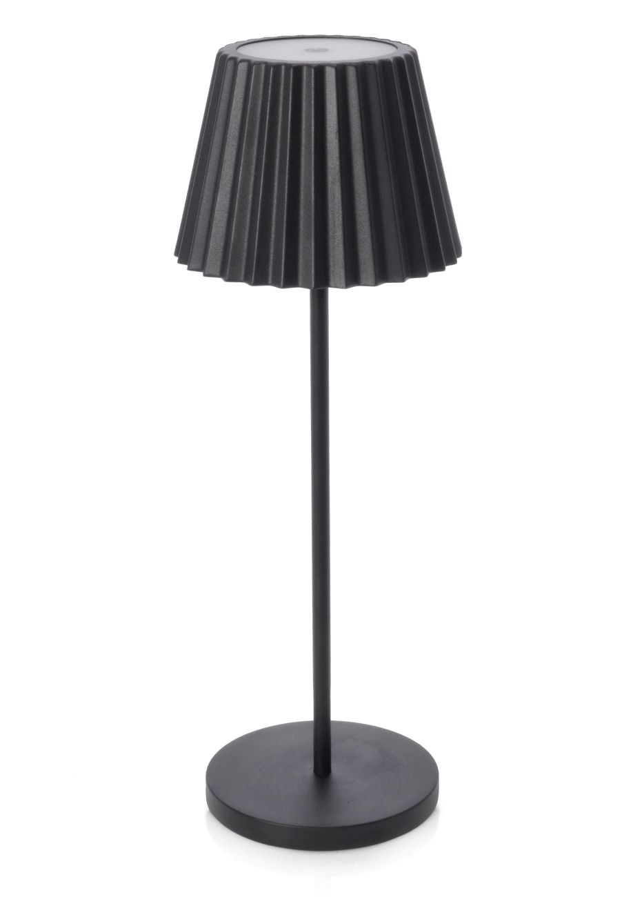 Die Outdoor Lampe Artika überzeugt mit ihrem modernen Design. Gefertigt wurde sie aus Metall, welches einen schwarzen Farbton besitzt. Die Lampe besitzt eine Höhe von 36 cm.