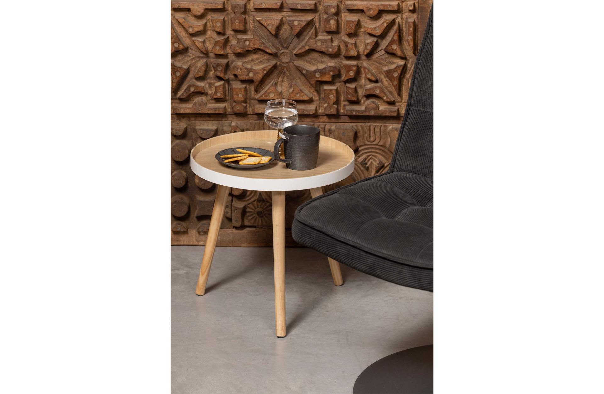 Der Couchtisch Sasha besitzt eine runde Form. Der Tisch ist in einem weißen Farbton, nur die Tischplatte ist natürlich gehalten und schafft einen schönen Kontrast.