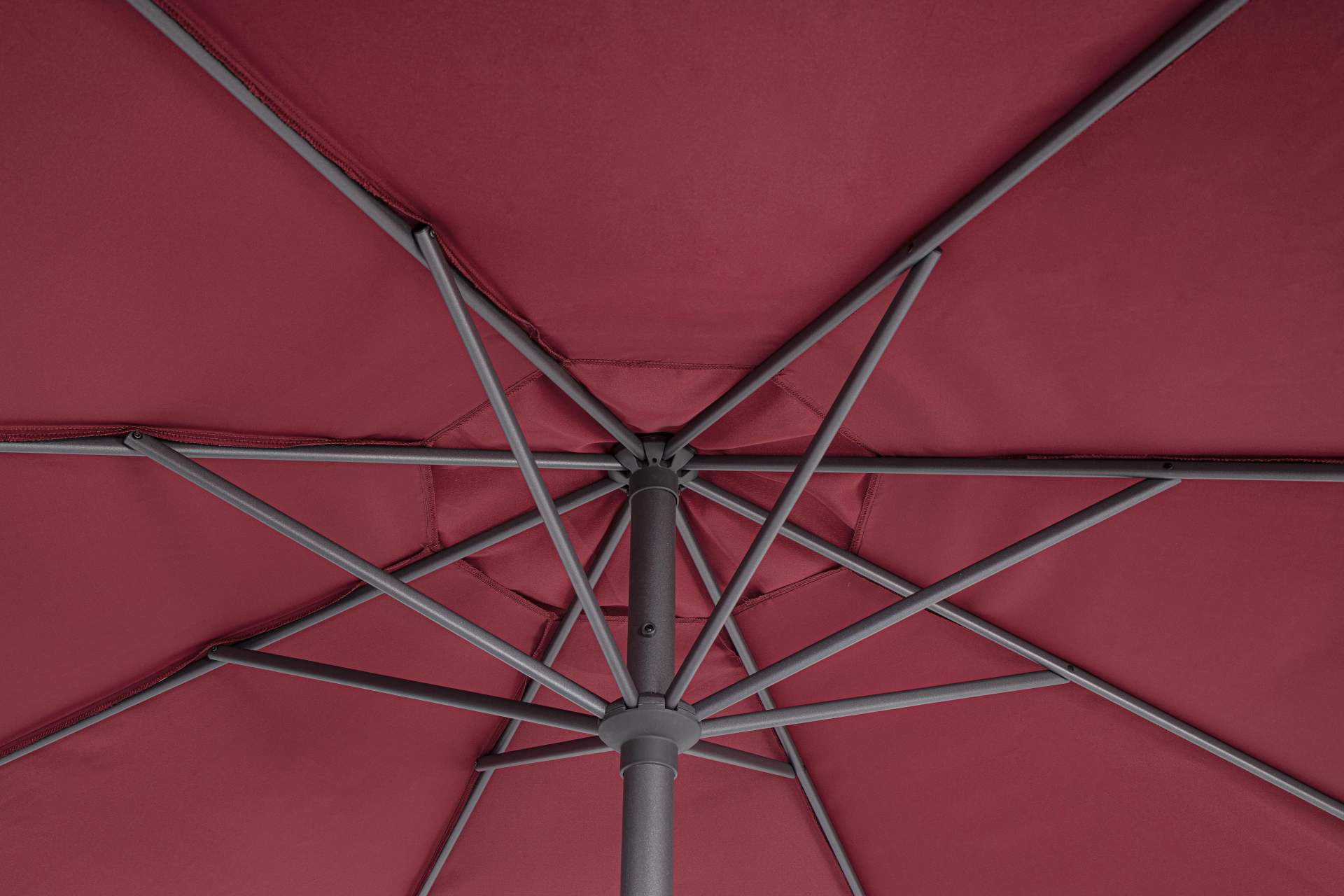 Der Sonnenschirm Rio überzeugt mit seinem klassischen Design. Gefertigt wurde er aus einer Polyester Plane, welche einen roten Farbton besitzt. Das Gestell ist aus Aluminium und hat eine Anthrazit Farbe. Der Sonnenschirm verfügt über einen Durchmesser von
